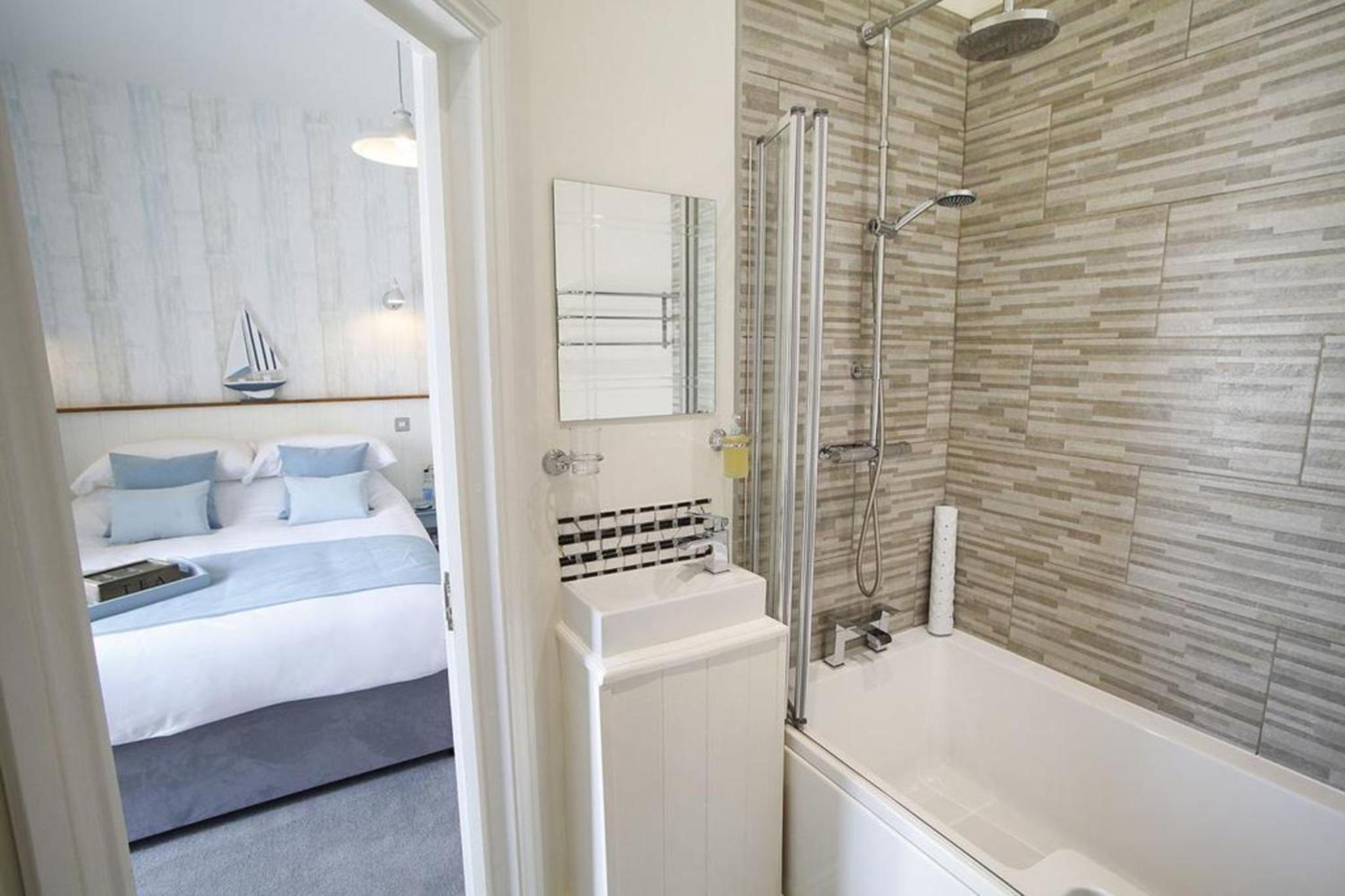 Deluxe Double Room With Bath photo 2