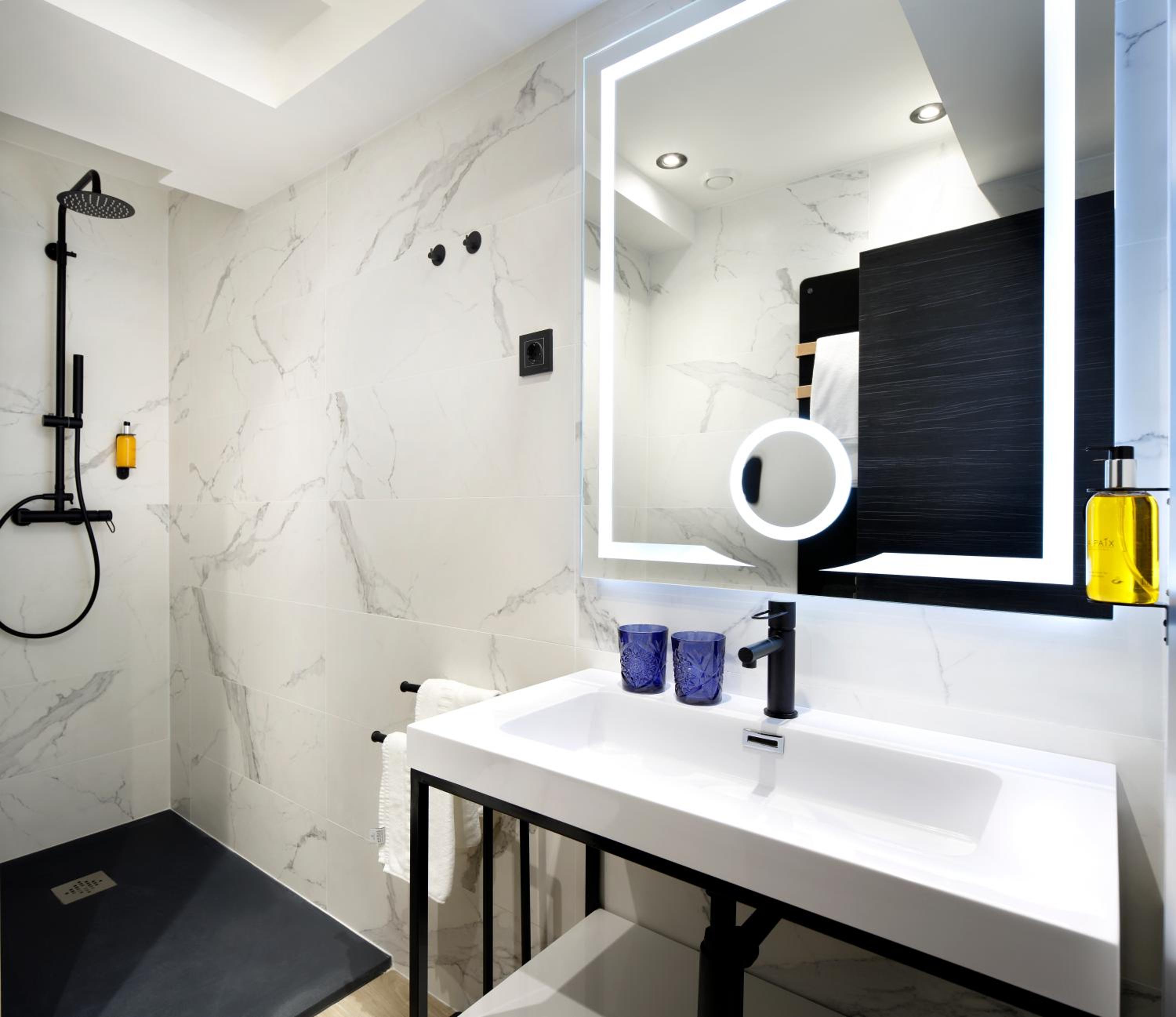 Deluxe Double Room with Balcony - Photo 8