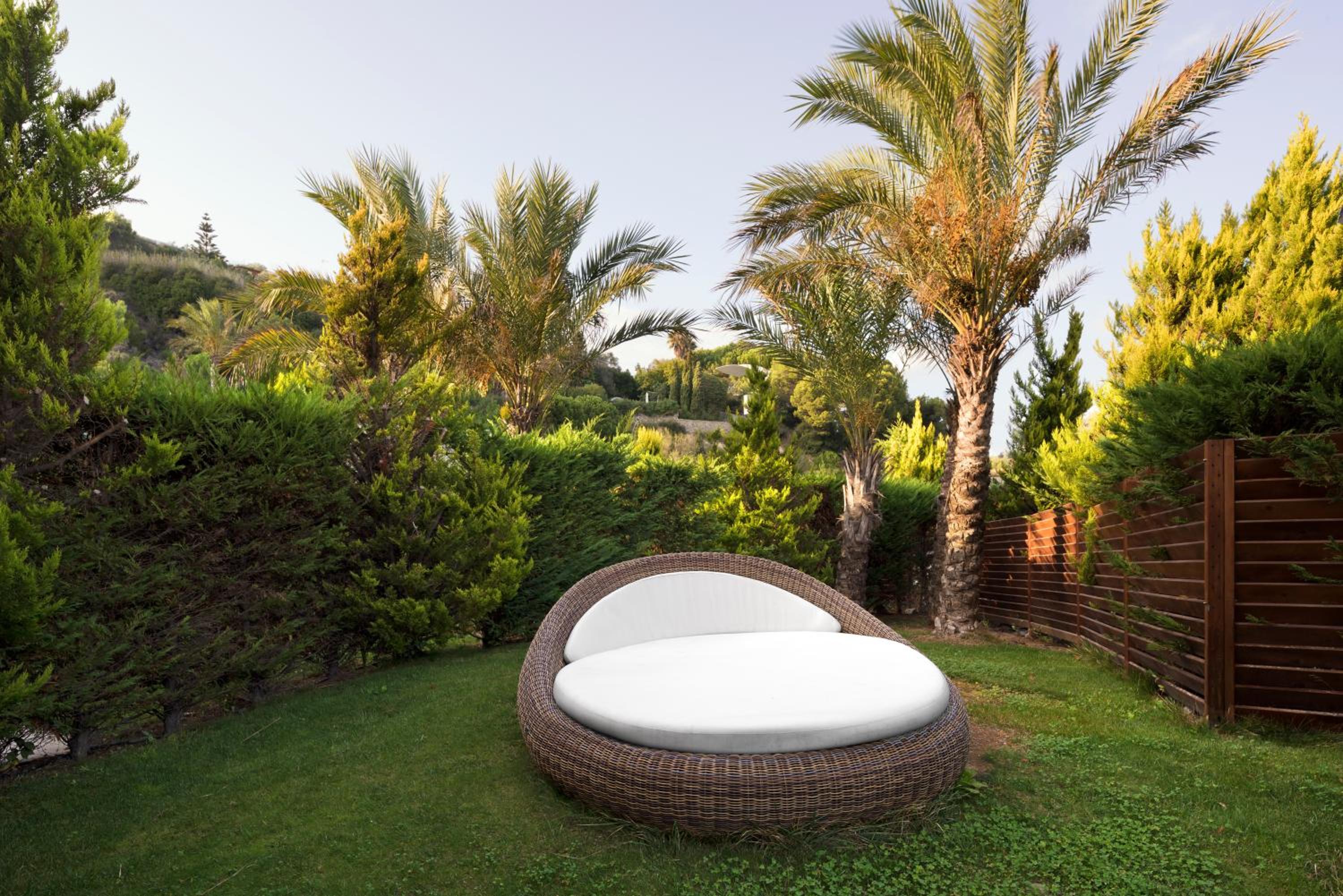 Corner Deluxe Double Room with Private Garden with Sea View - Photo 5