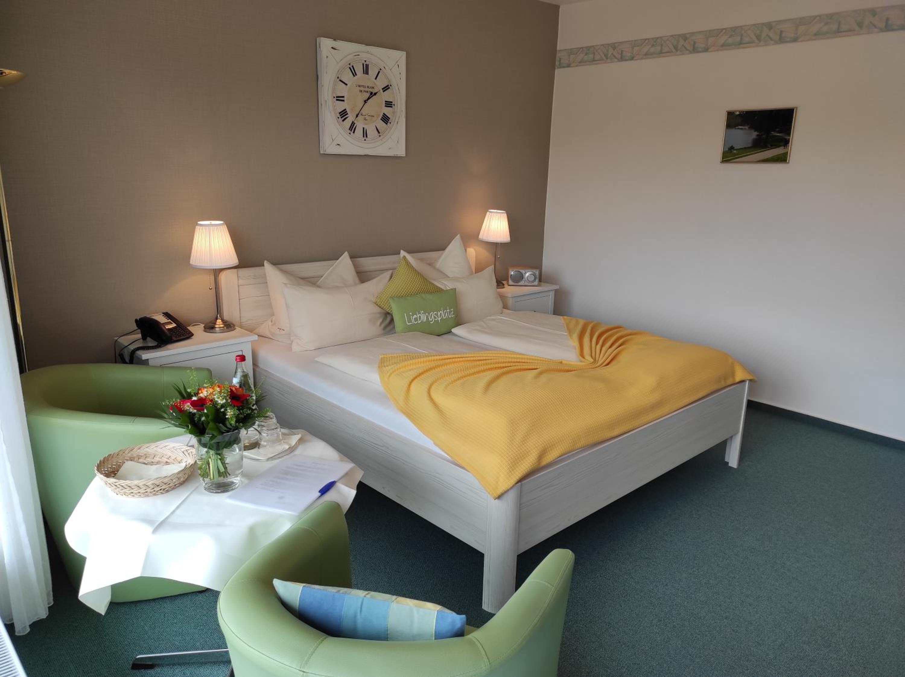 Double Room With Balcony and Partial Lake View photo 3