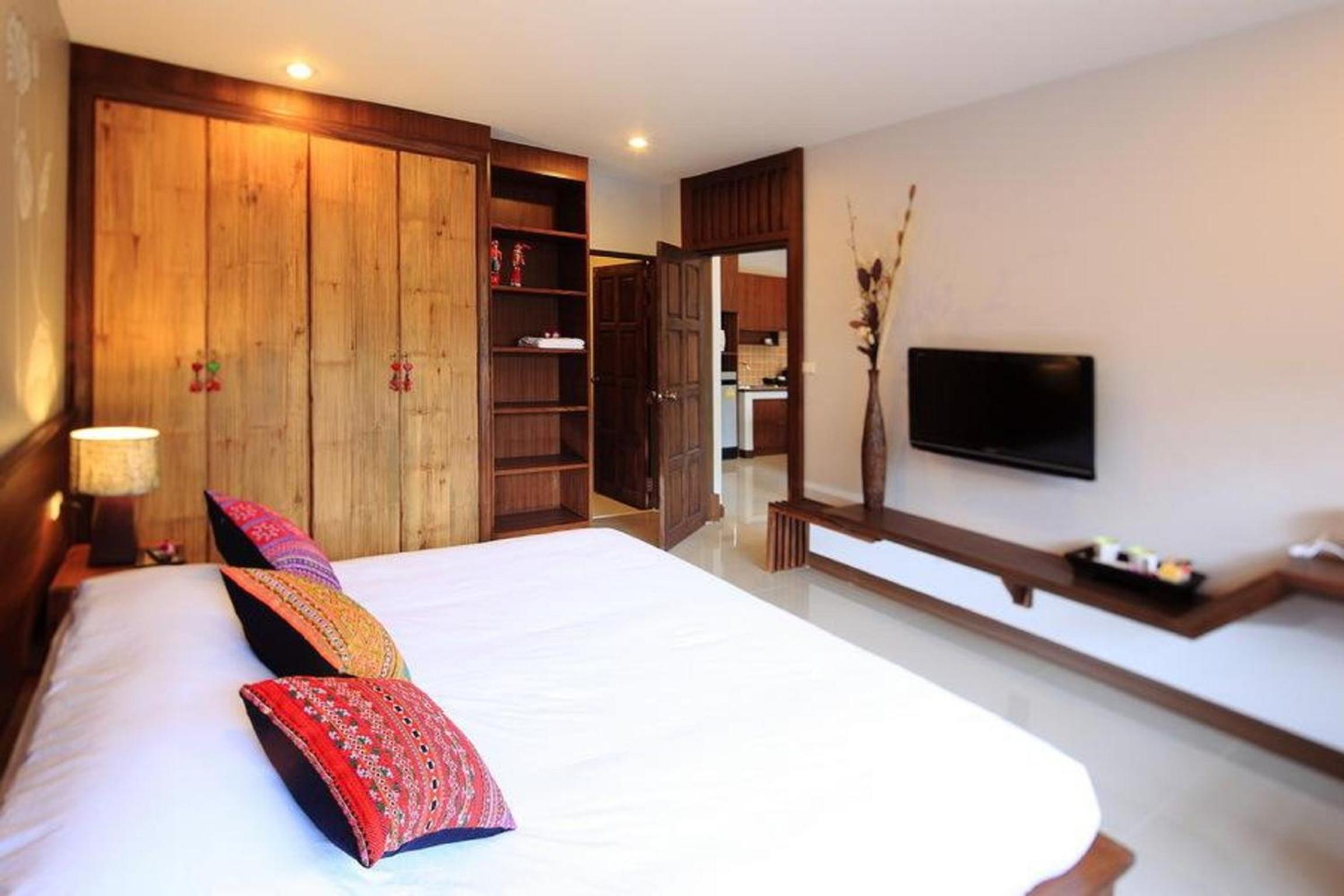 One Bedroom Grand Suite with Balcony - Photo 11