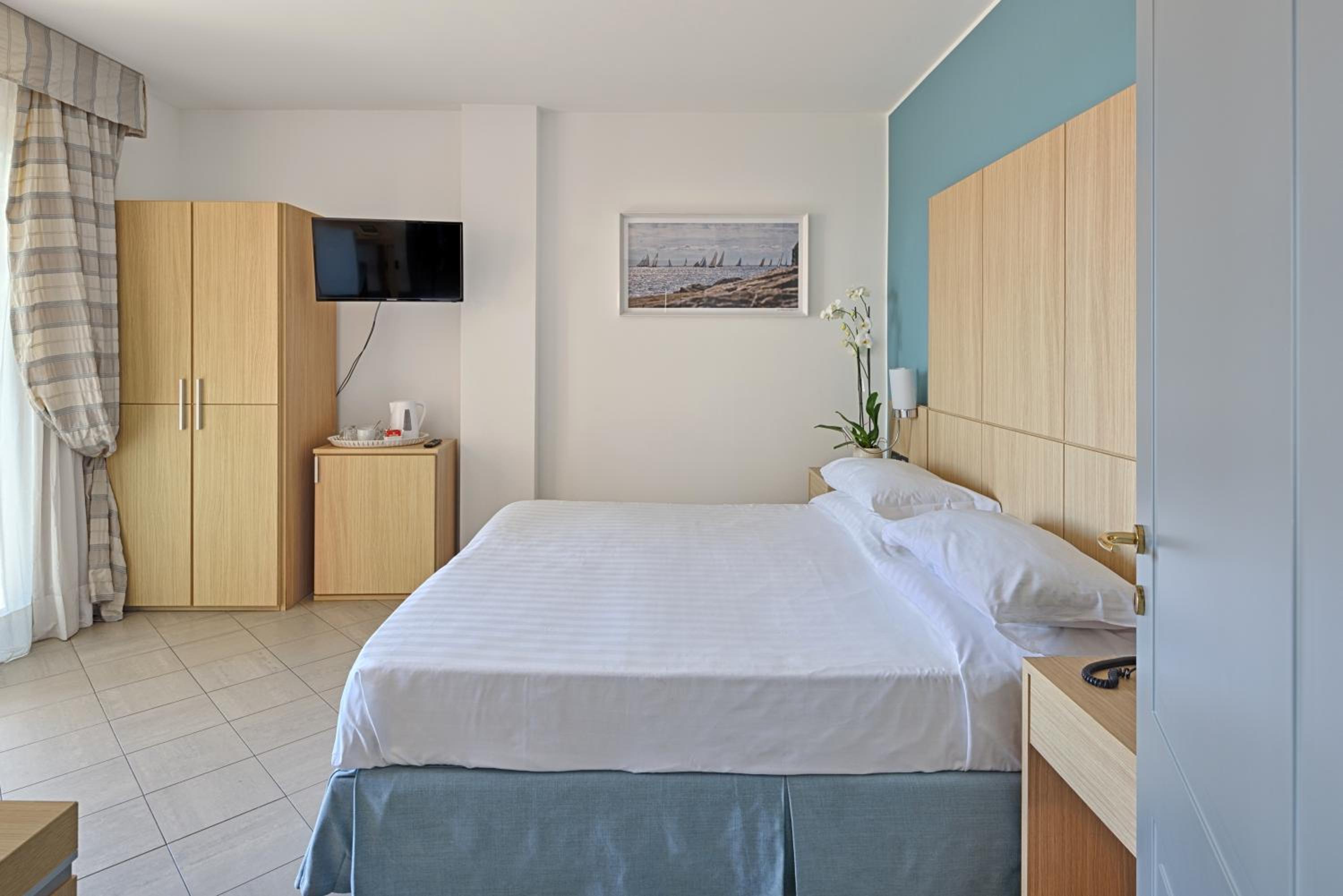 Junior Suite with Partial Sea View - Photo 1