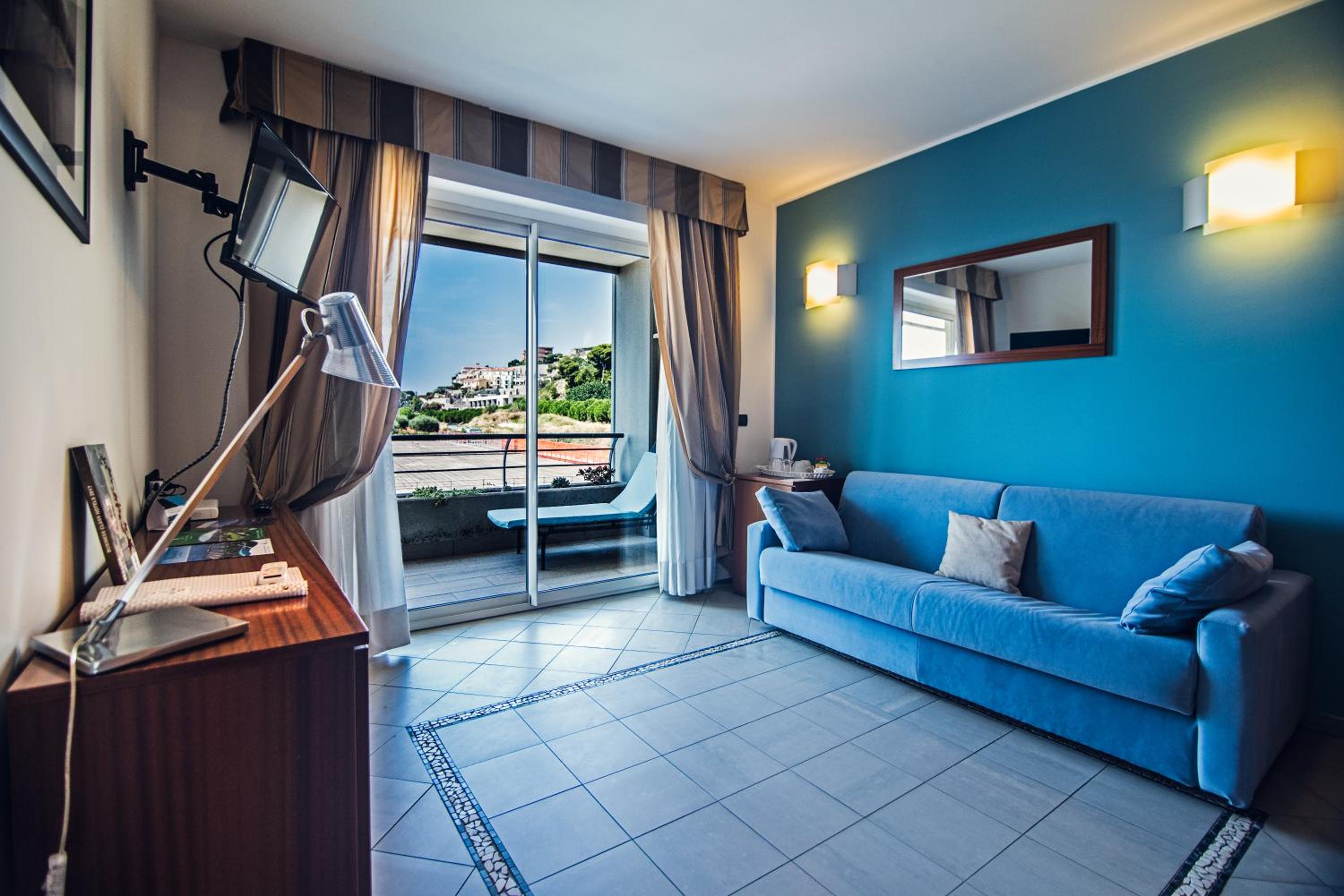 Junior Suite with Partial Sea View - Photo 2