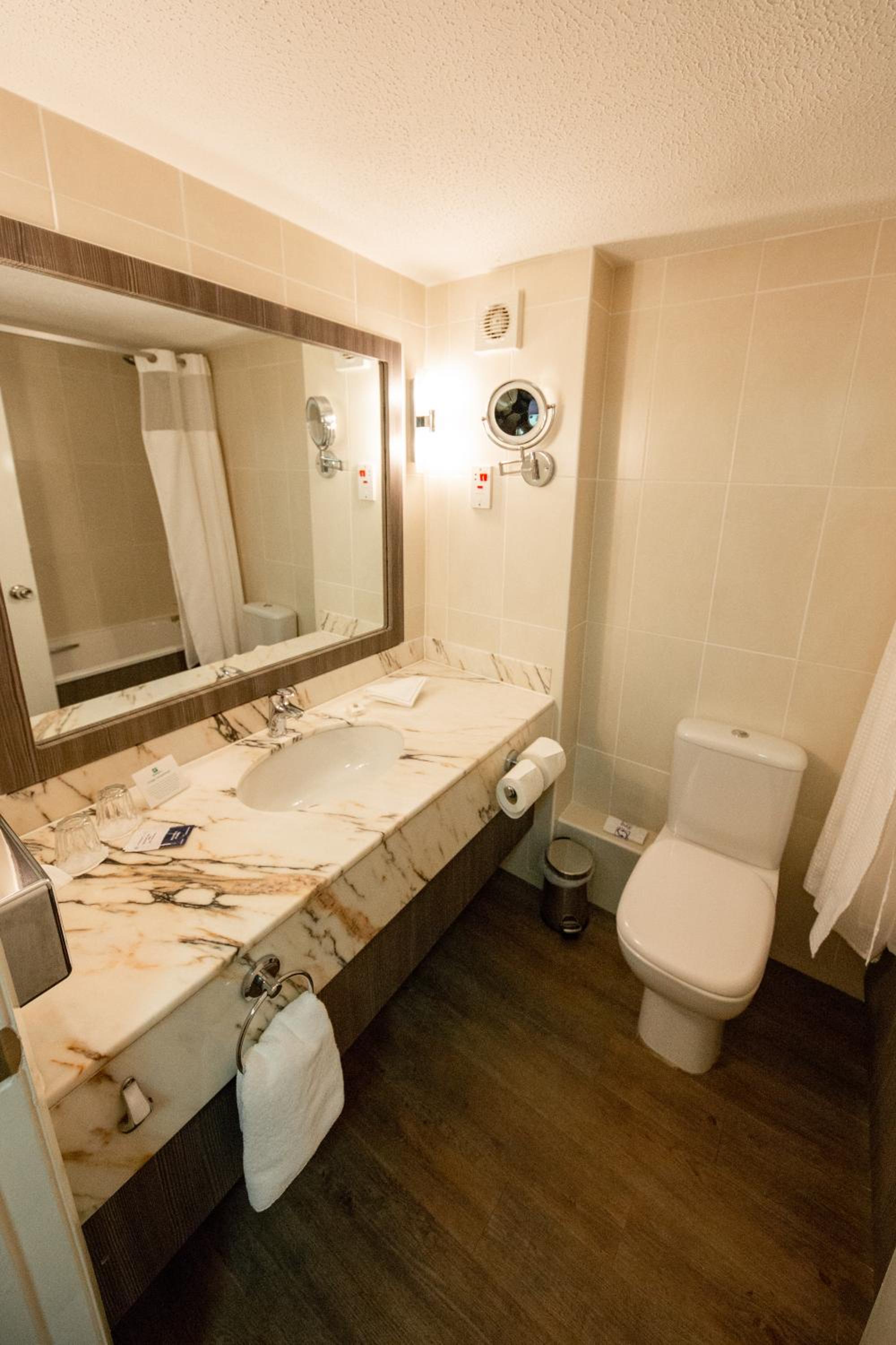 Premium King Room - Photo 2