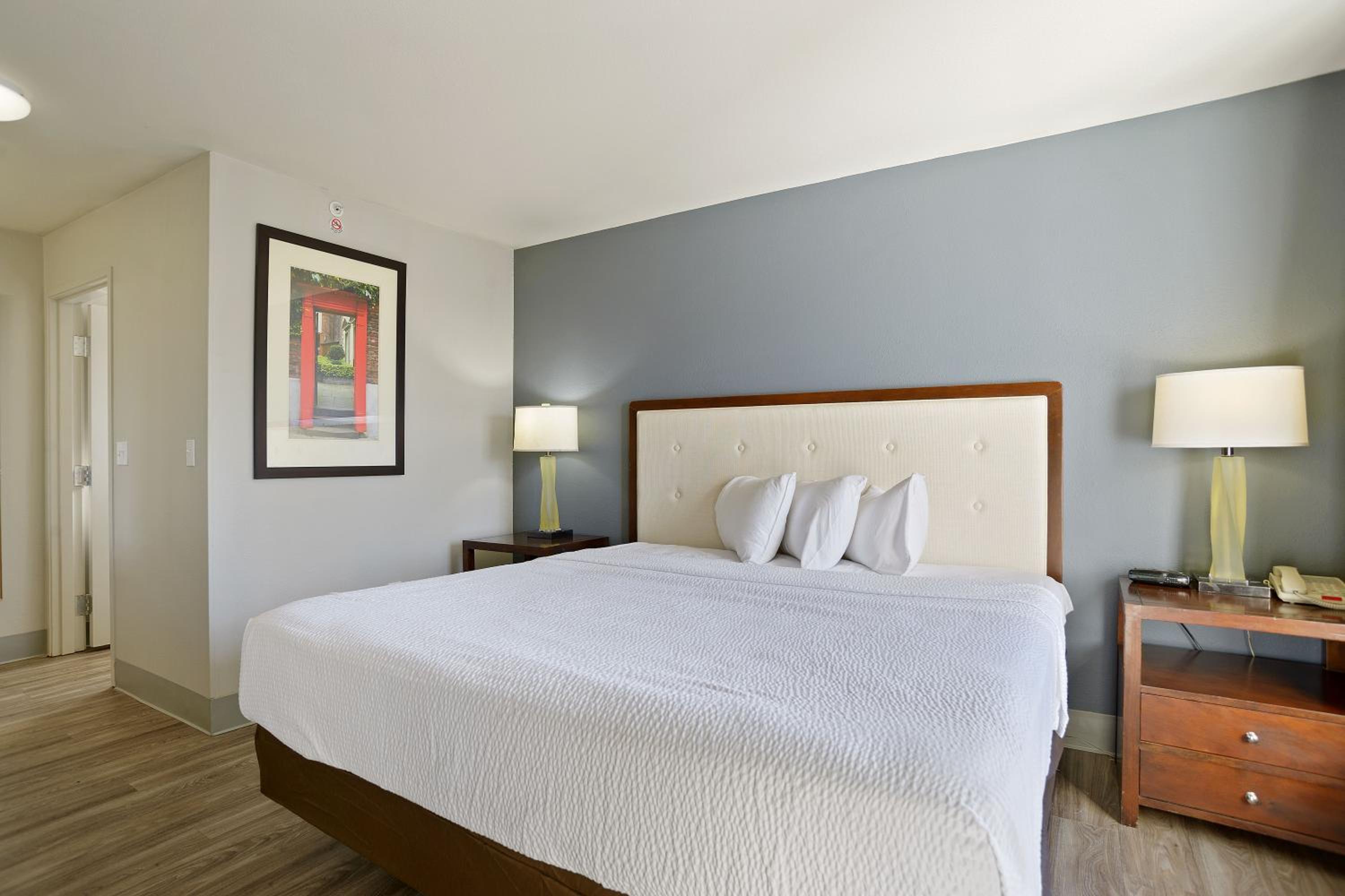 Studio with 1 King Bed - Non-Smoking - Photo 6