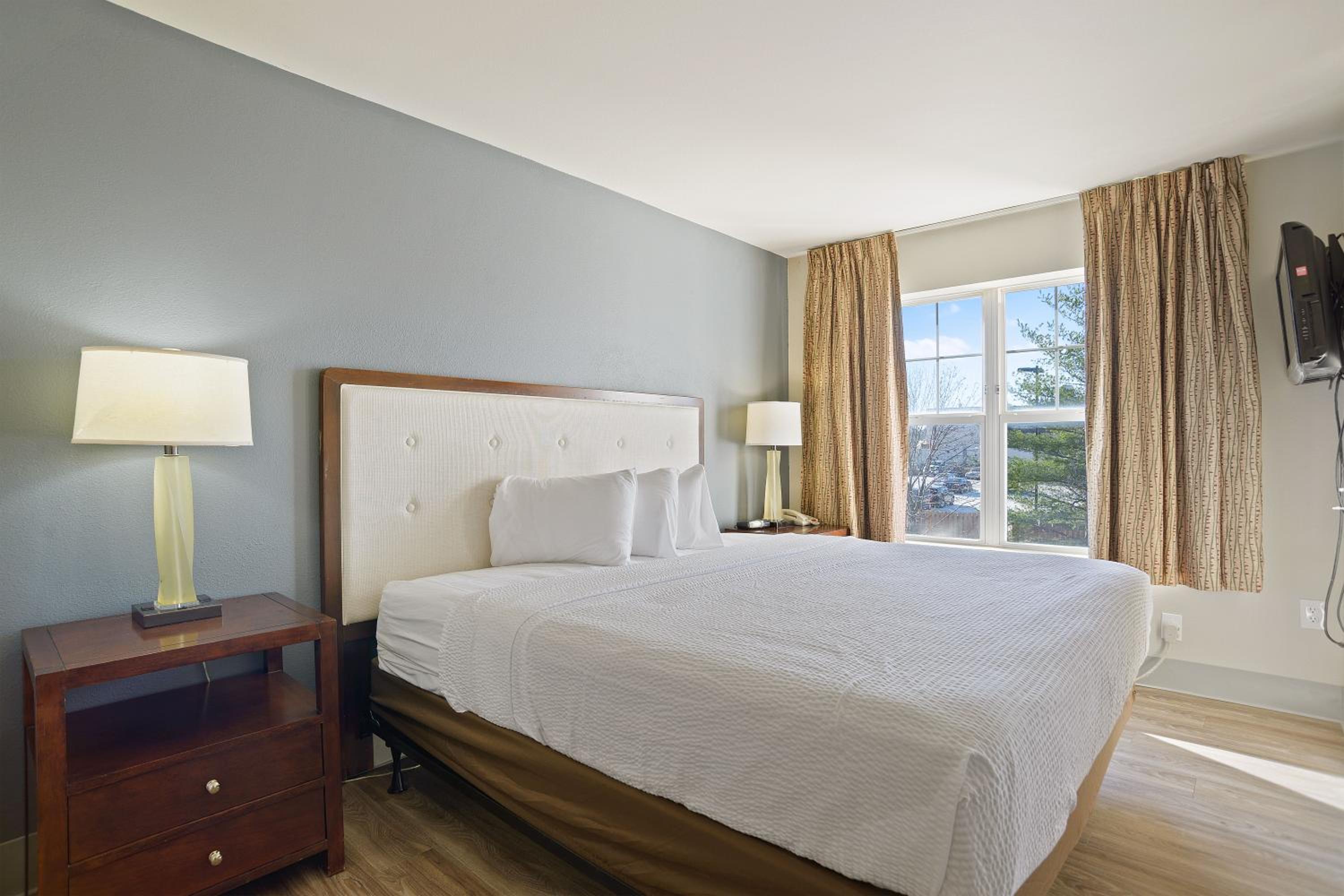 Studio with 1 King Bed - Non-Smoking - Photo 7
