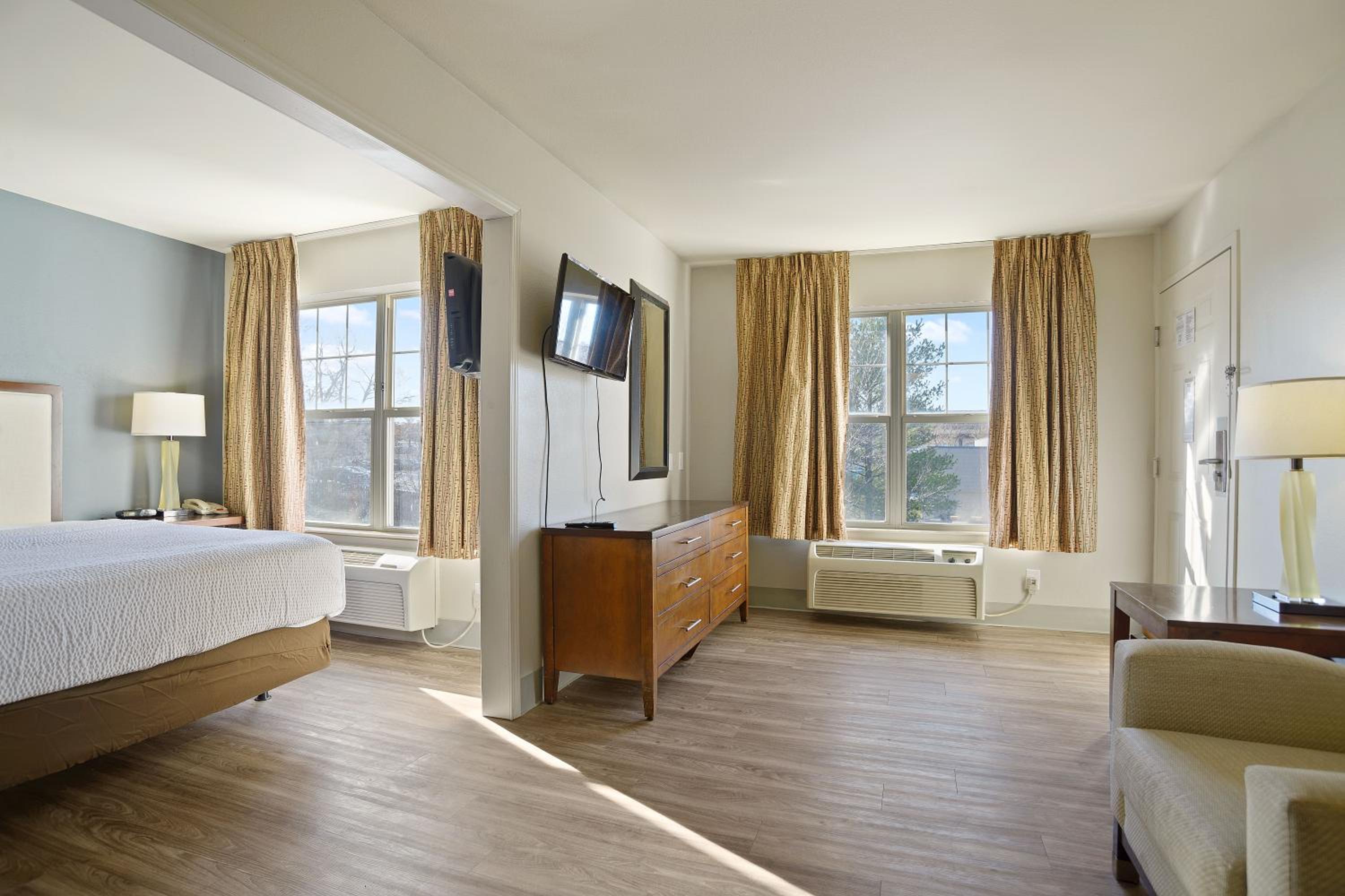 Studio with 1 King Bed - Non-Smoking - Photo 10