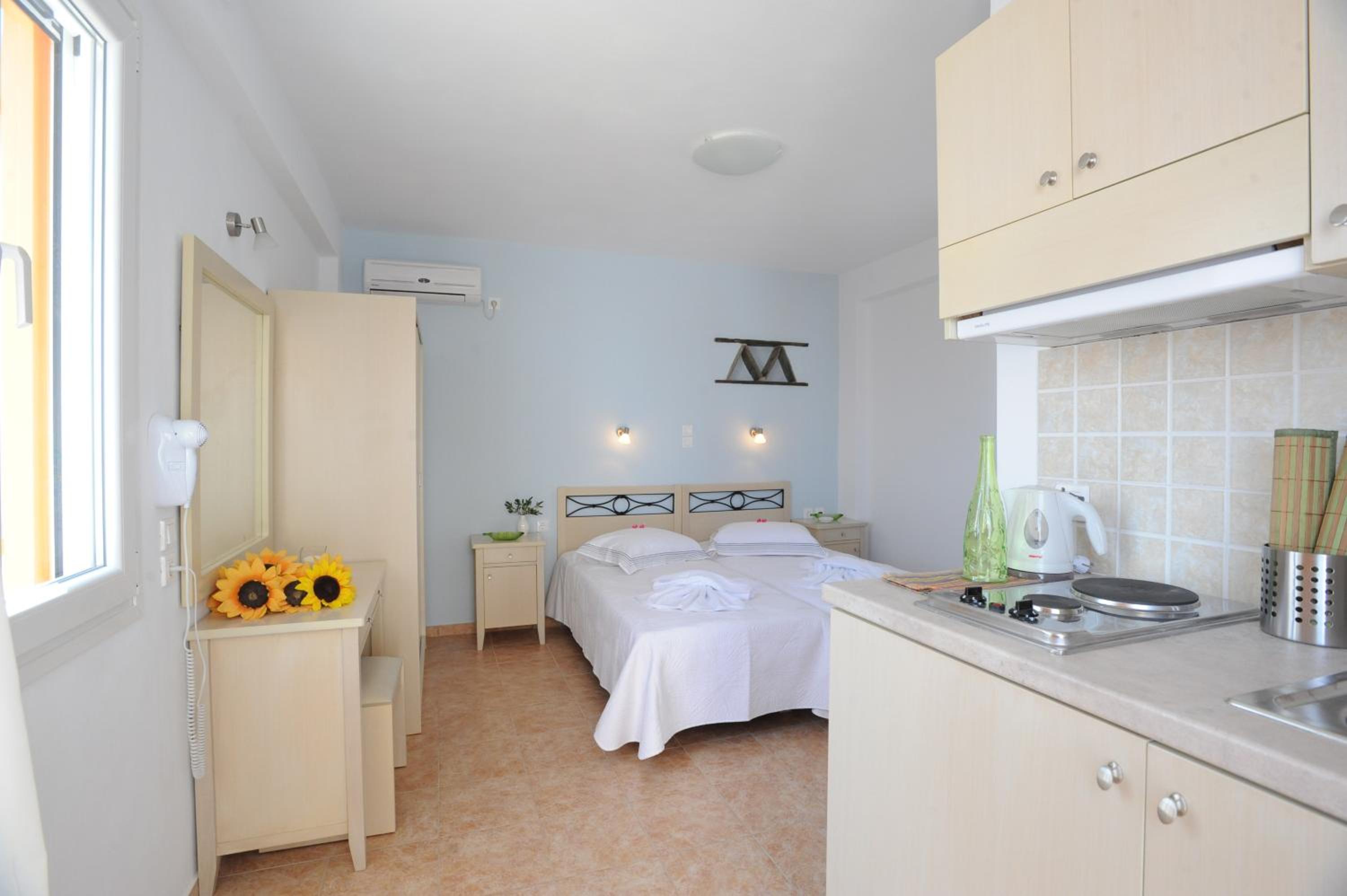 Room with Sea View (2 Adults) - Photo 8