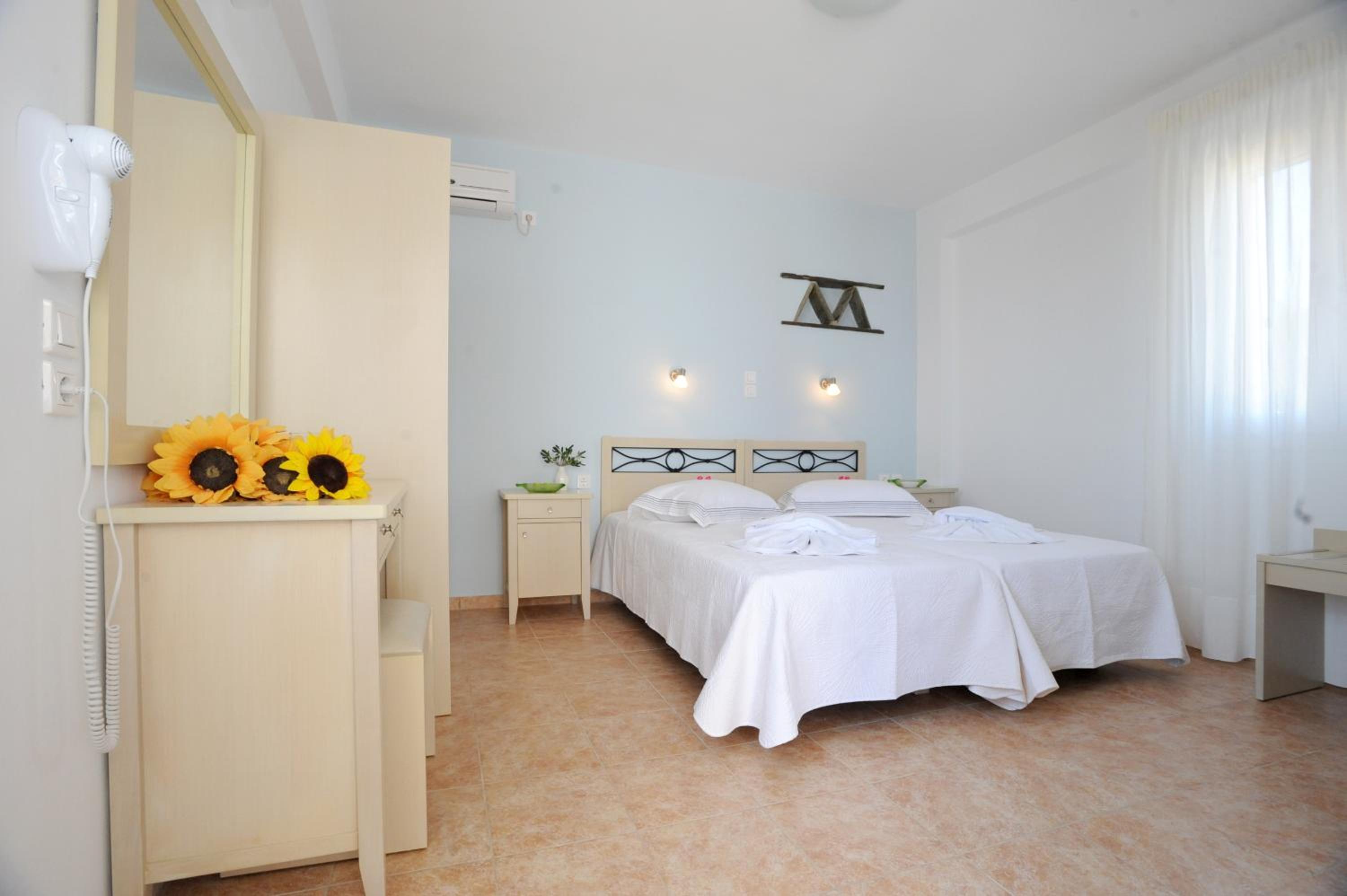 Room with Sea View (2 Adults) - Photo 23