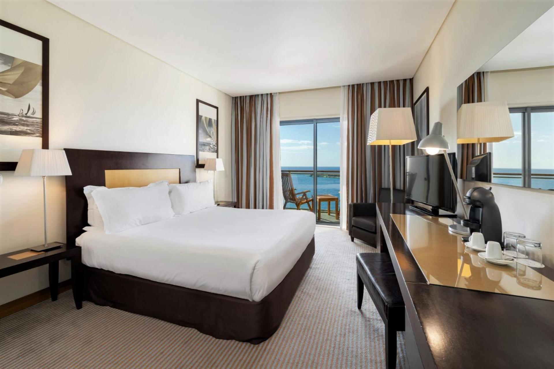 Relax in comfort with stunning ocean views!