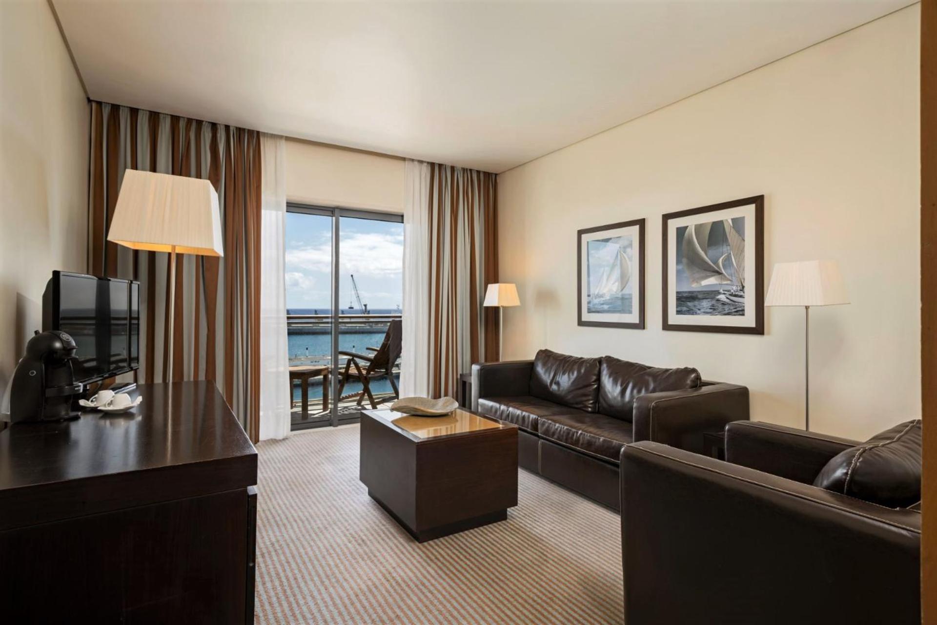 Relax in this cozy retreat with stunning ocean views!