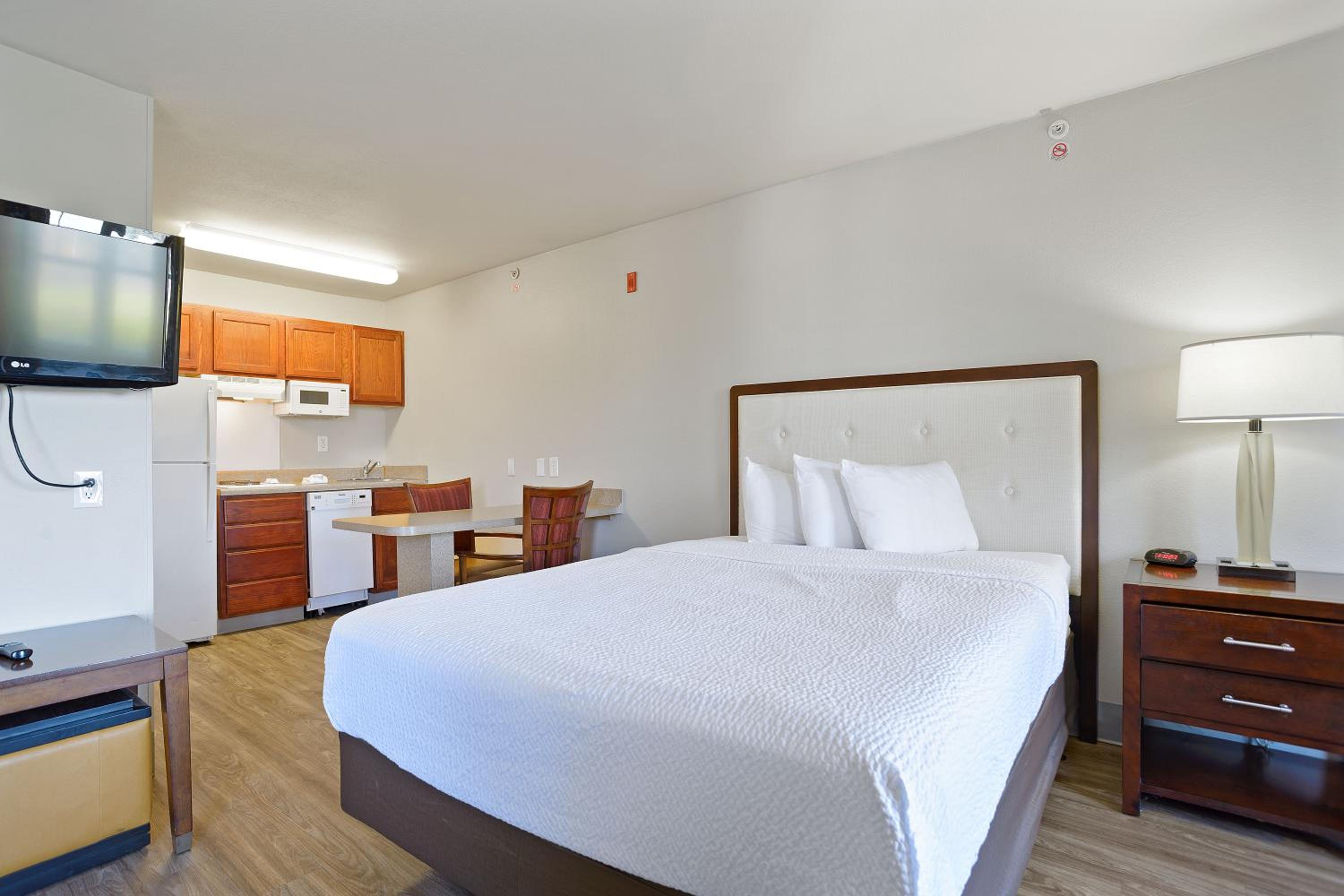 Studio with 2 Queen Beds - Non-Smoking - Photo 3
