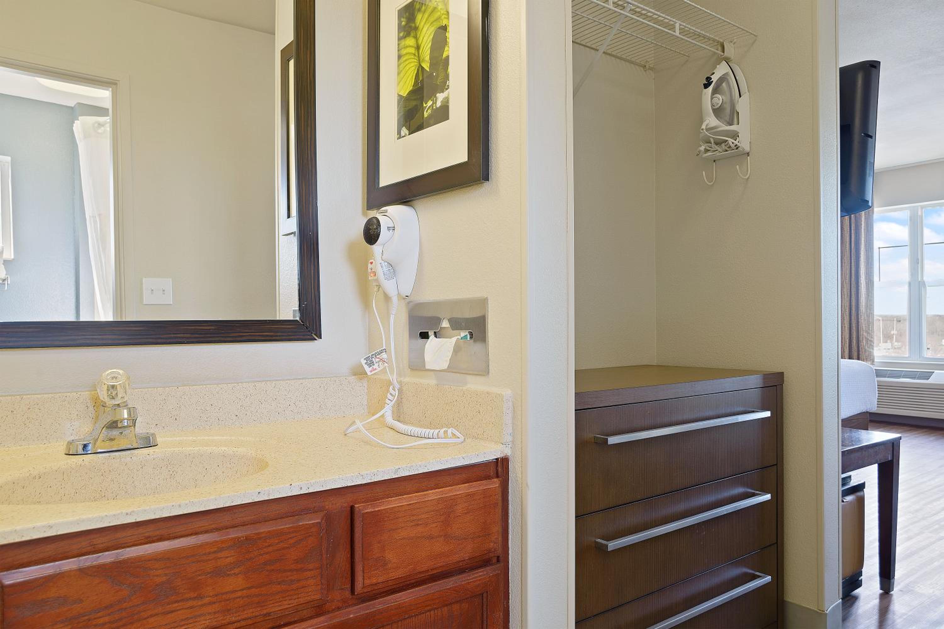 Studio with 2 Queen Beds - Non-Smoking - Photo 7