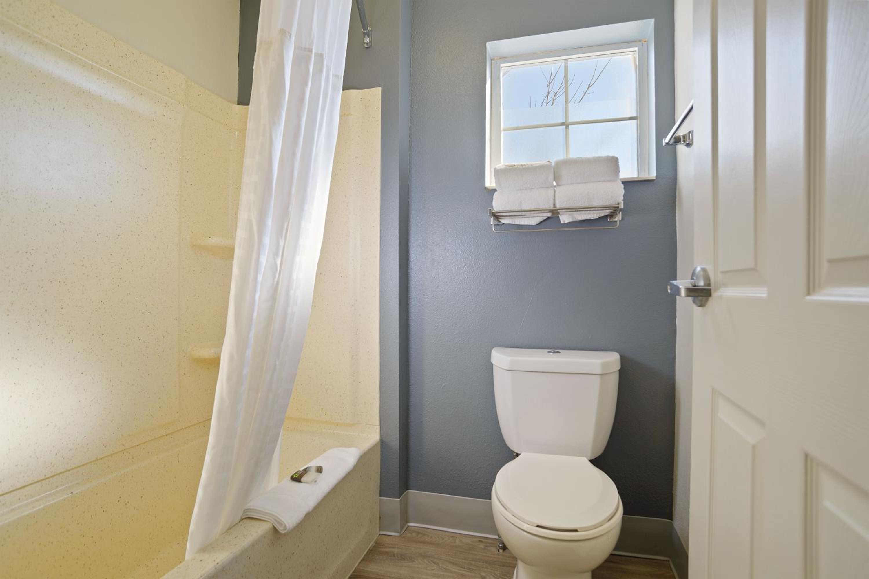 Studio with 2 Queen Beds - Non-Smoking - Photo 14