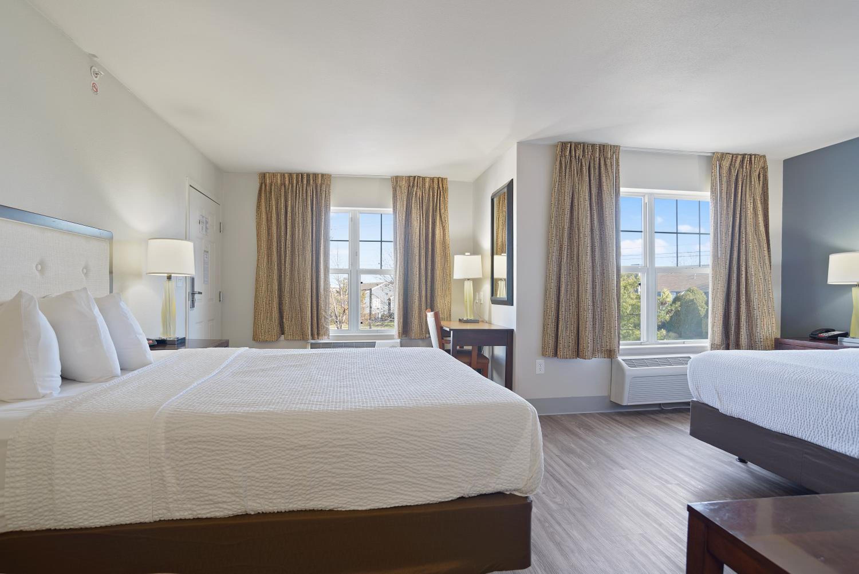 Studio with 2 Queen Beds - Non-Smoking - Photo 17