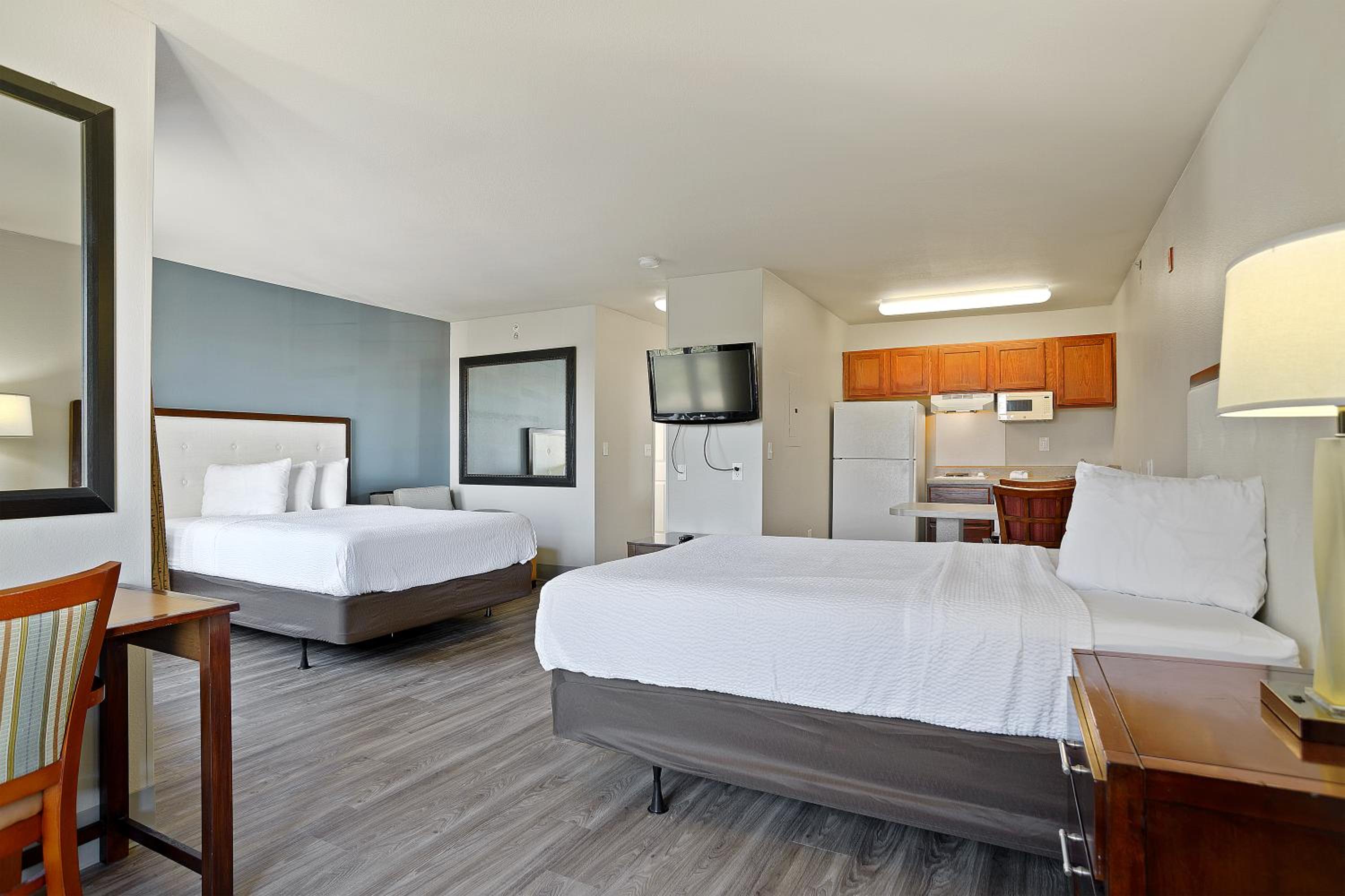 Studio with 2 Queen Beds - Non-Smoking - Photo 2