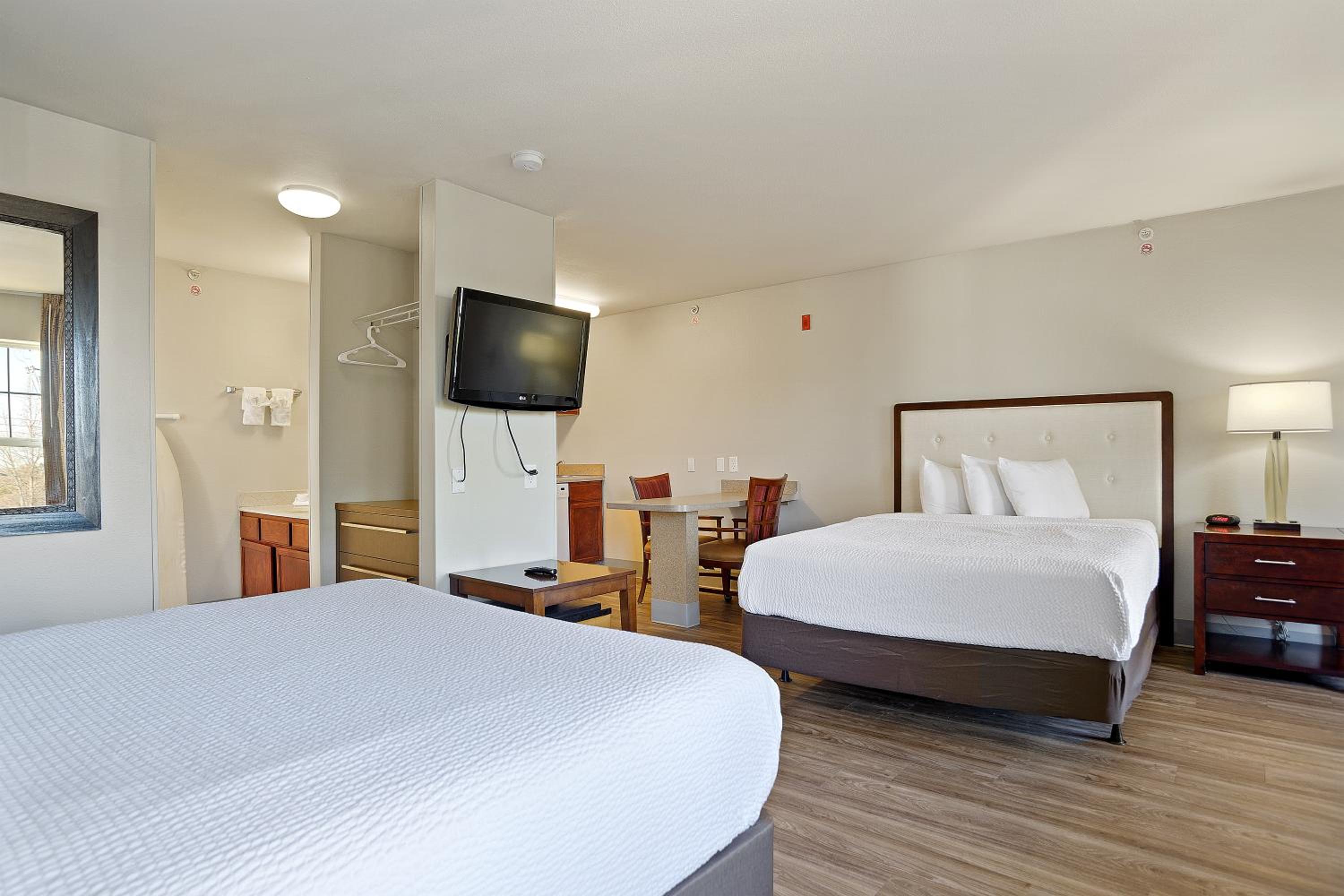 Studio with 2 Queen Beds - Non-Smoking - Photo 13