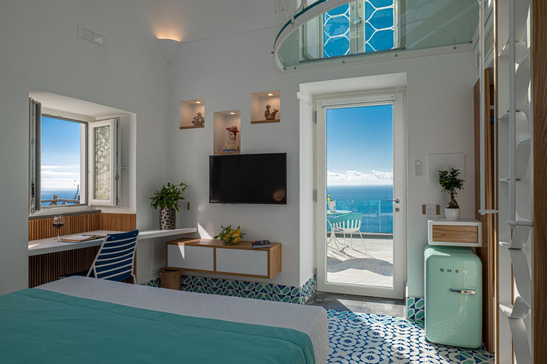 Deluxe Double Room with Balcony and Sea View - Photo 12