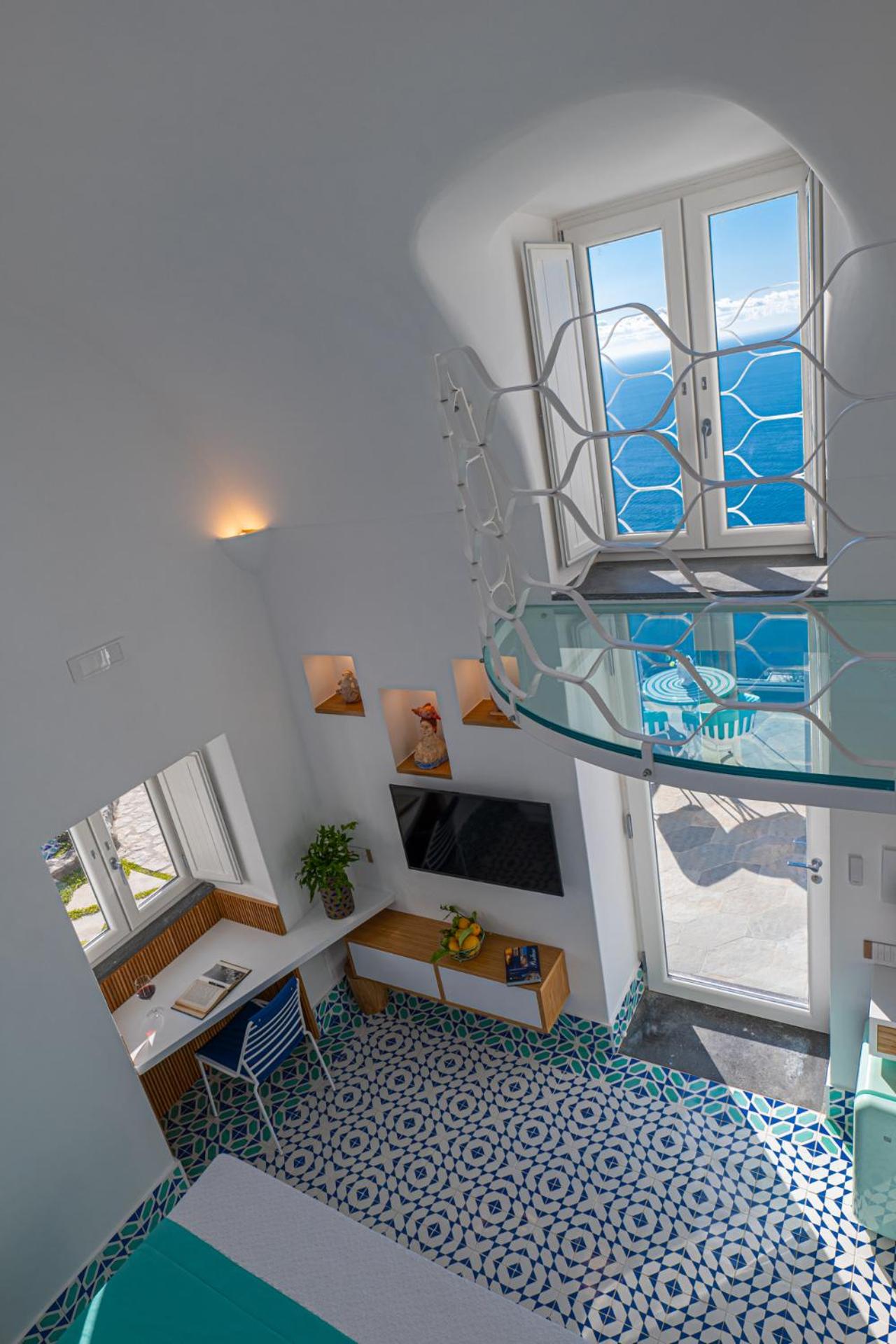 Deluxe Double Room with Balcony and Sea View - Photo 2