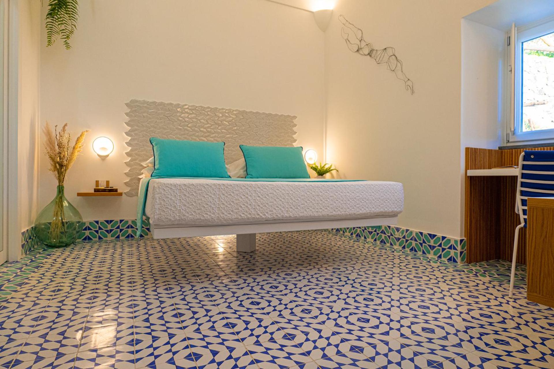 Deluxe Double Room with Balcony and Sea View - Photo 4