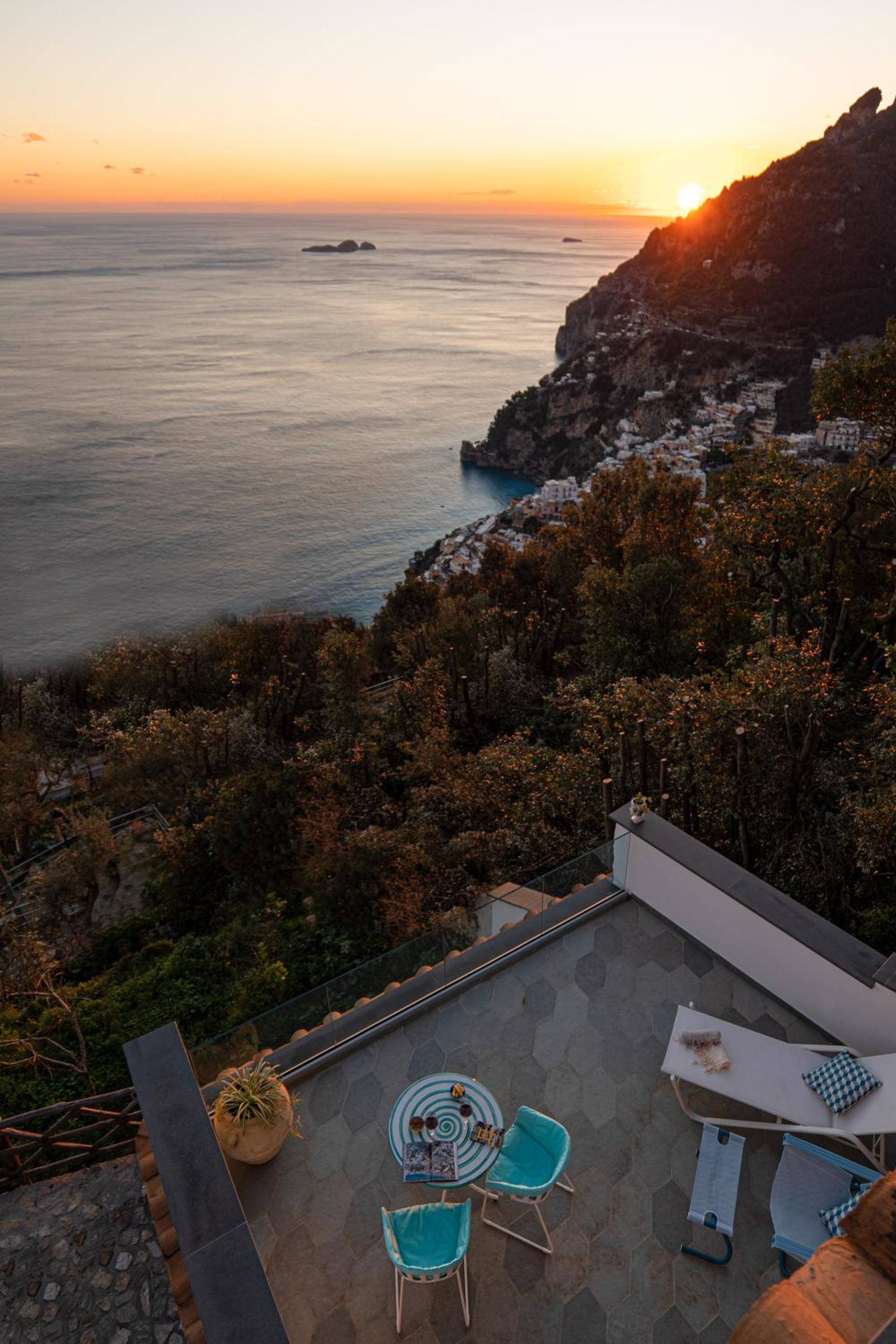 Deluxe Double Room with Balcony and Sea View - Photo 8