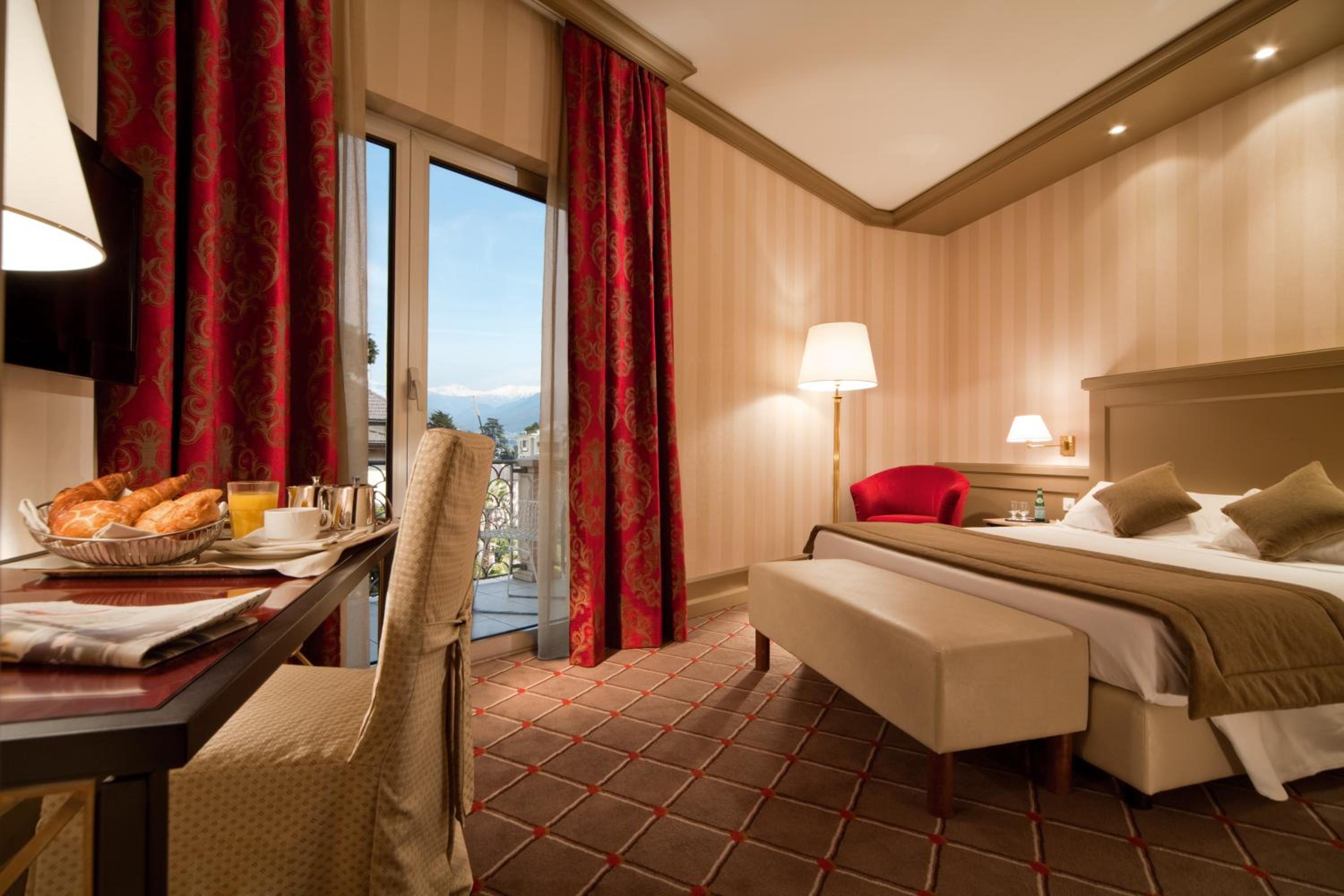 Double or Twin Room with Balcony and Lake View - Photo 1