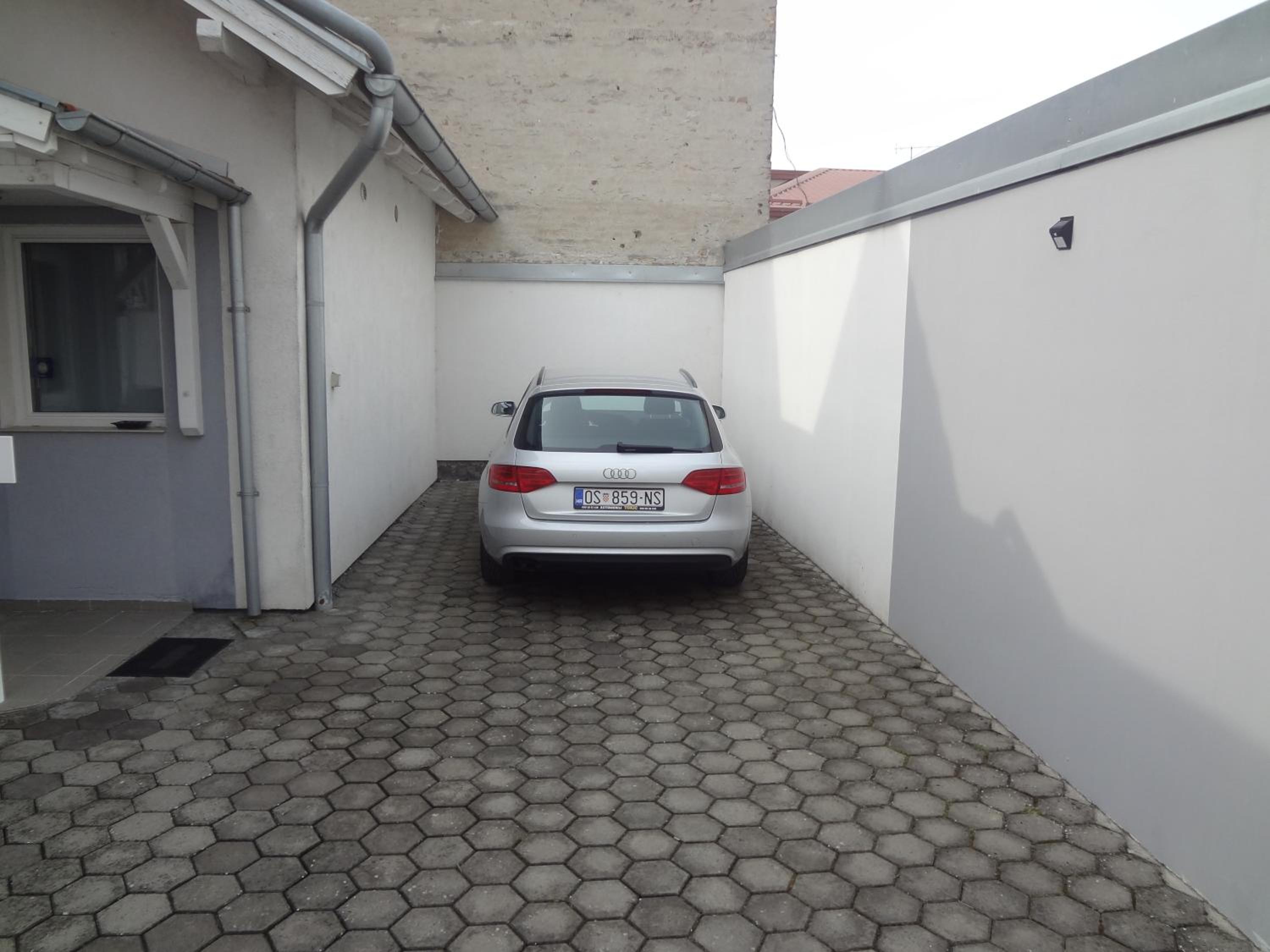 Apartment with Terrace - Photo 15