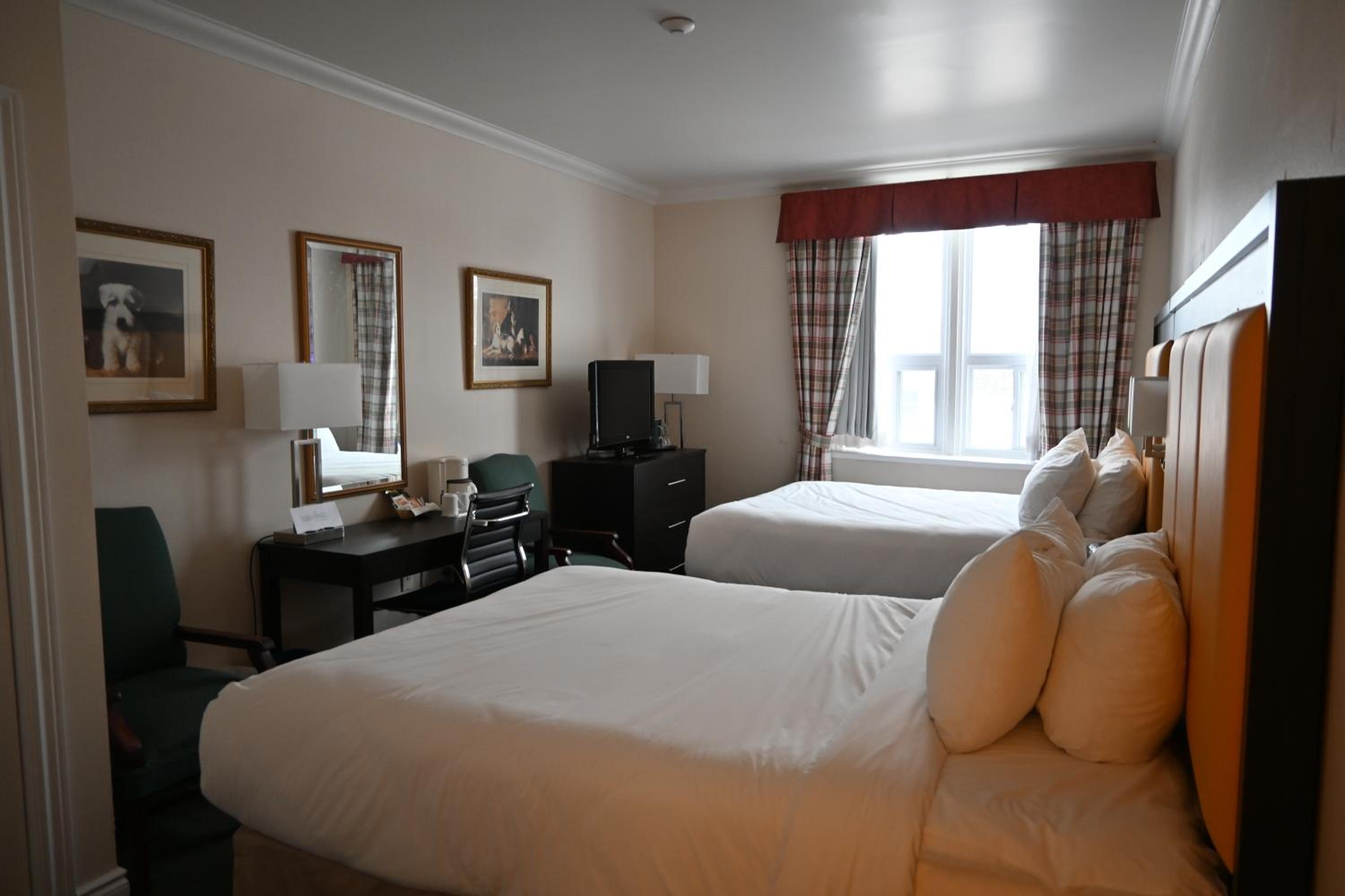 Queen Room with Two Queen Beds - Photo 12