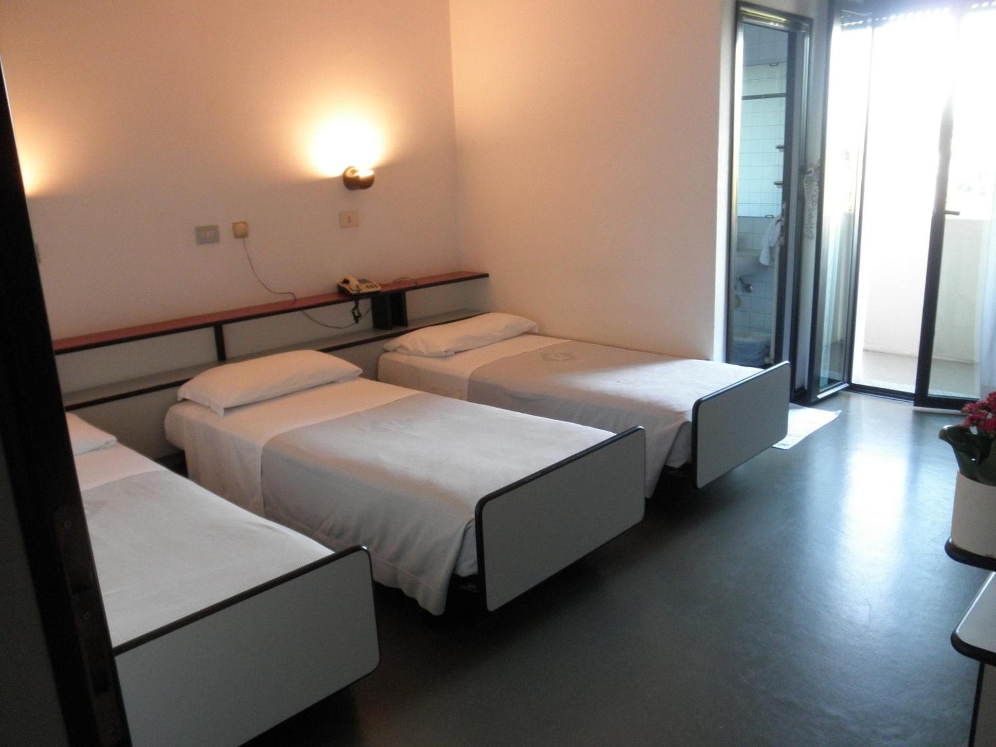 Twin Room with Balcony - Photo 18