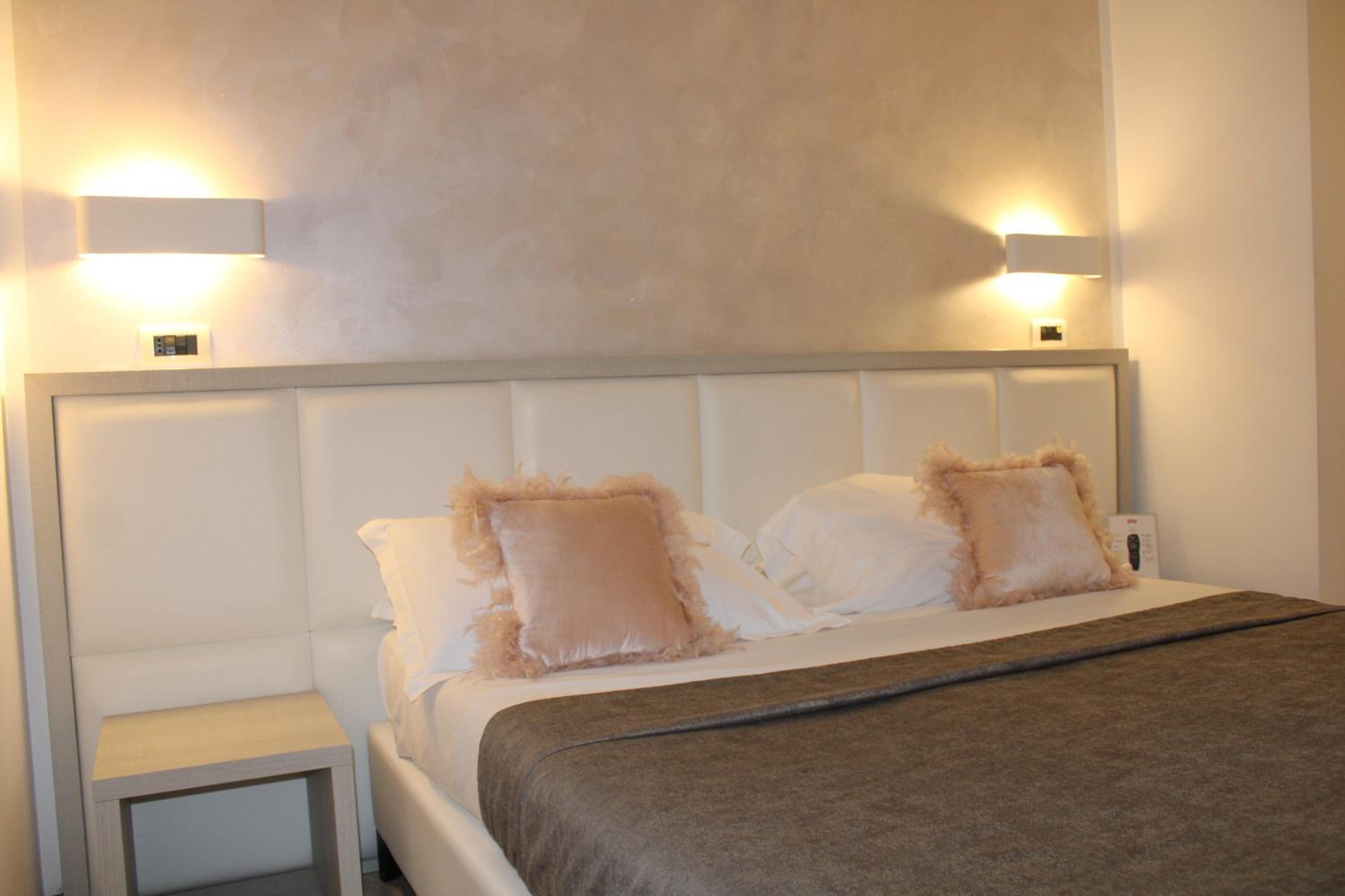 Double or Twin Room with Balcony thumbnail 5