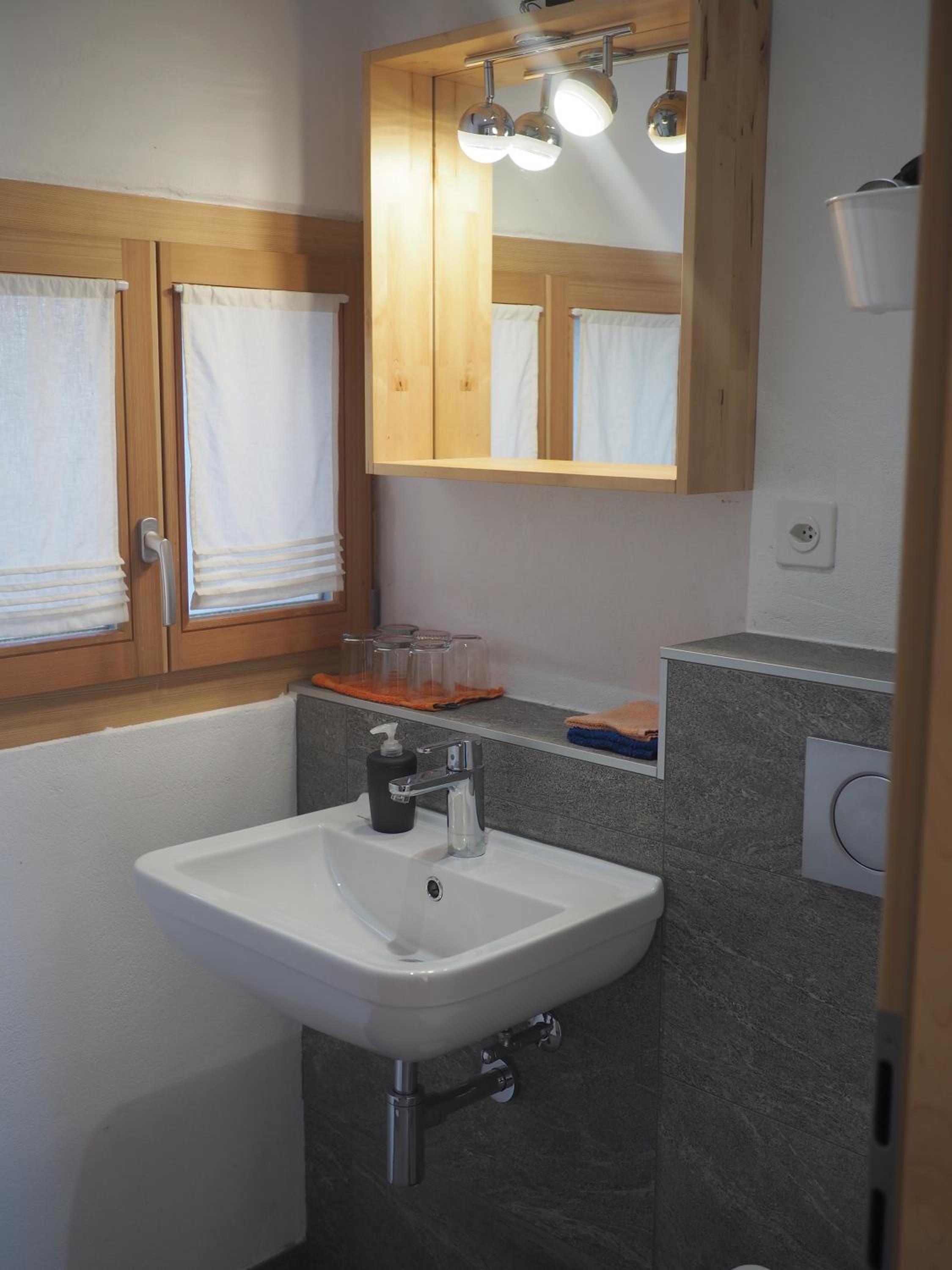 Double or Twin Room with Bathroom - Photo 4
