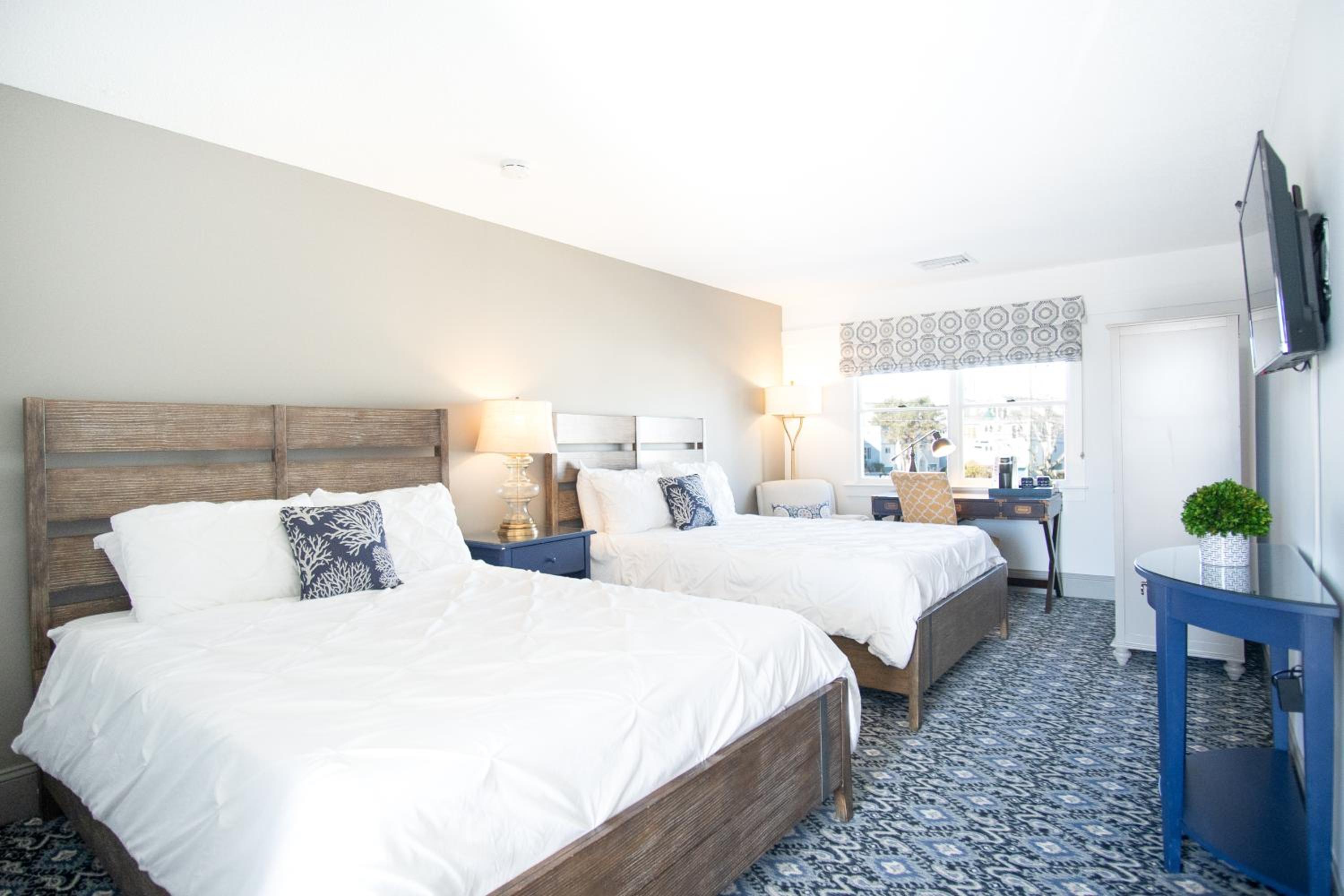 Standard Queen Room with Two Queen Beds photo 3