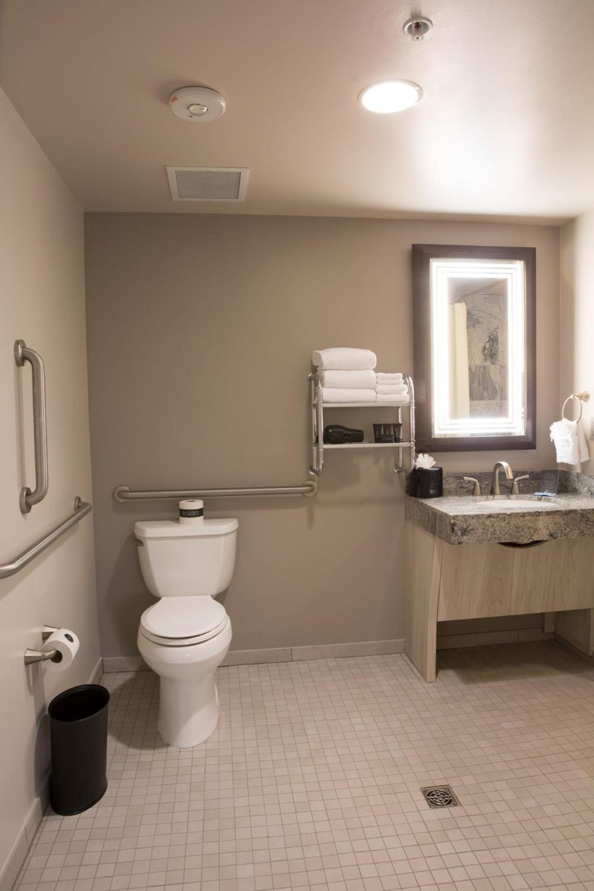 Queen Suite- Disability Access Hard Rock Tower  - Photo 2