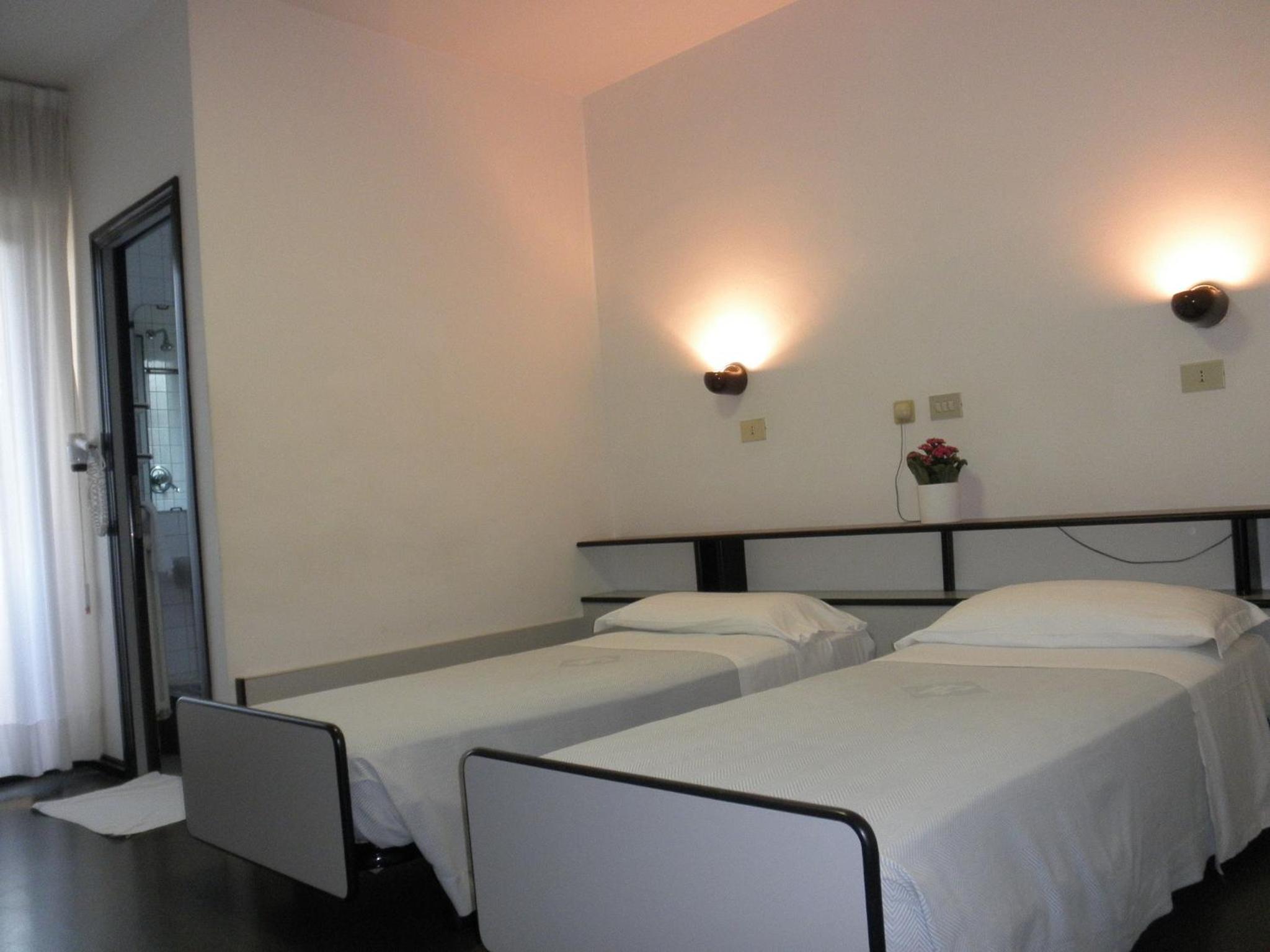 Twin Room with Balcony - Photo 8