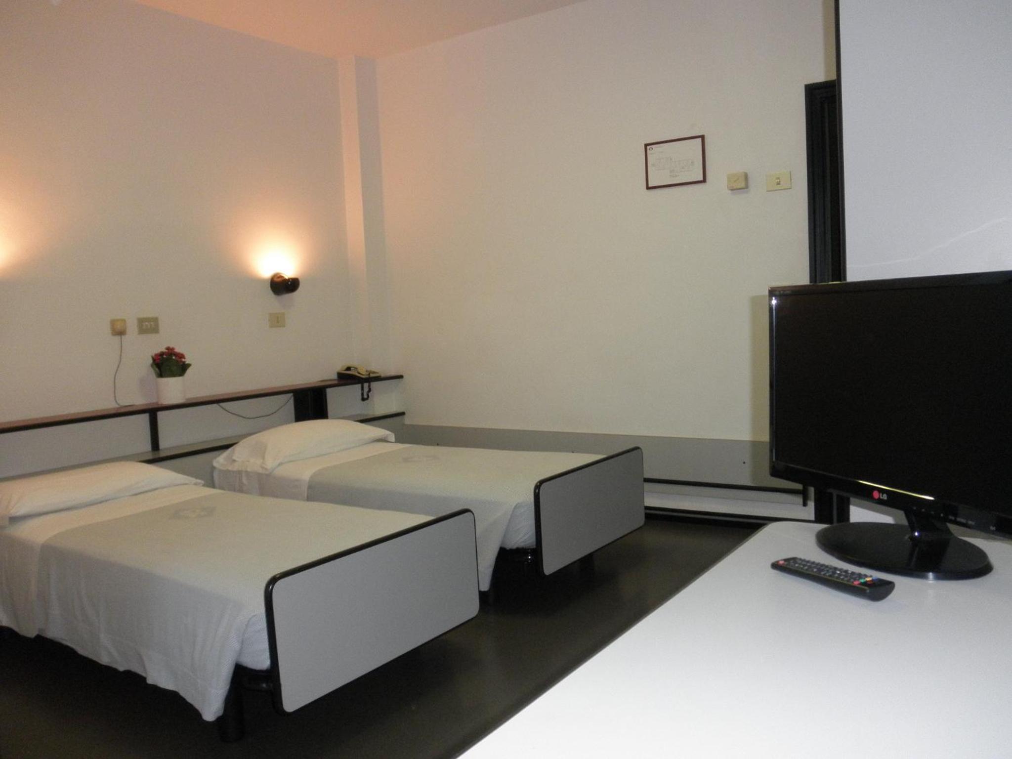 Twin Room with Balcony - Photo 10