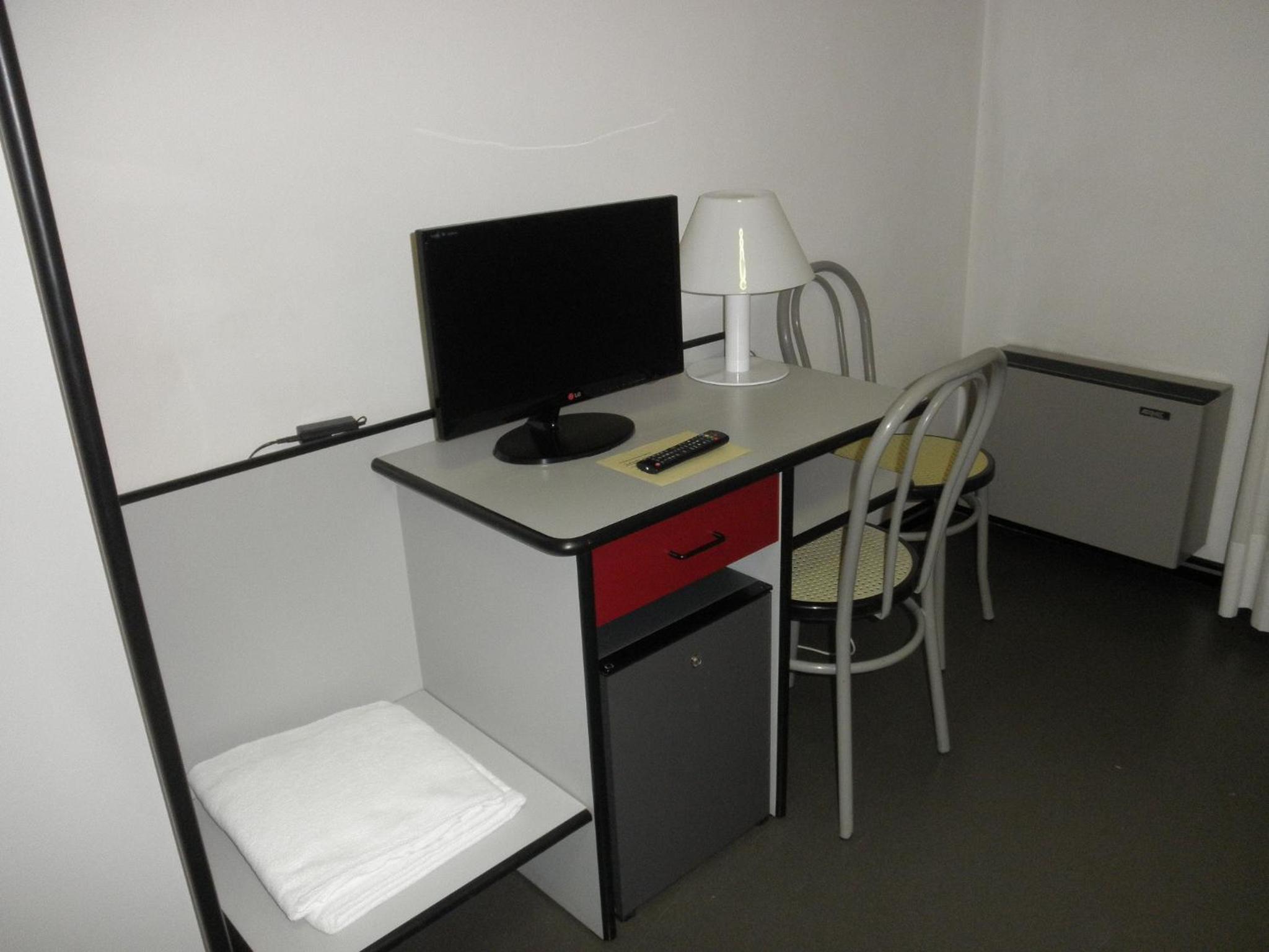 Twin Room with Balcony - Photo 12