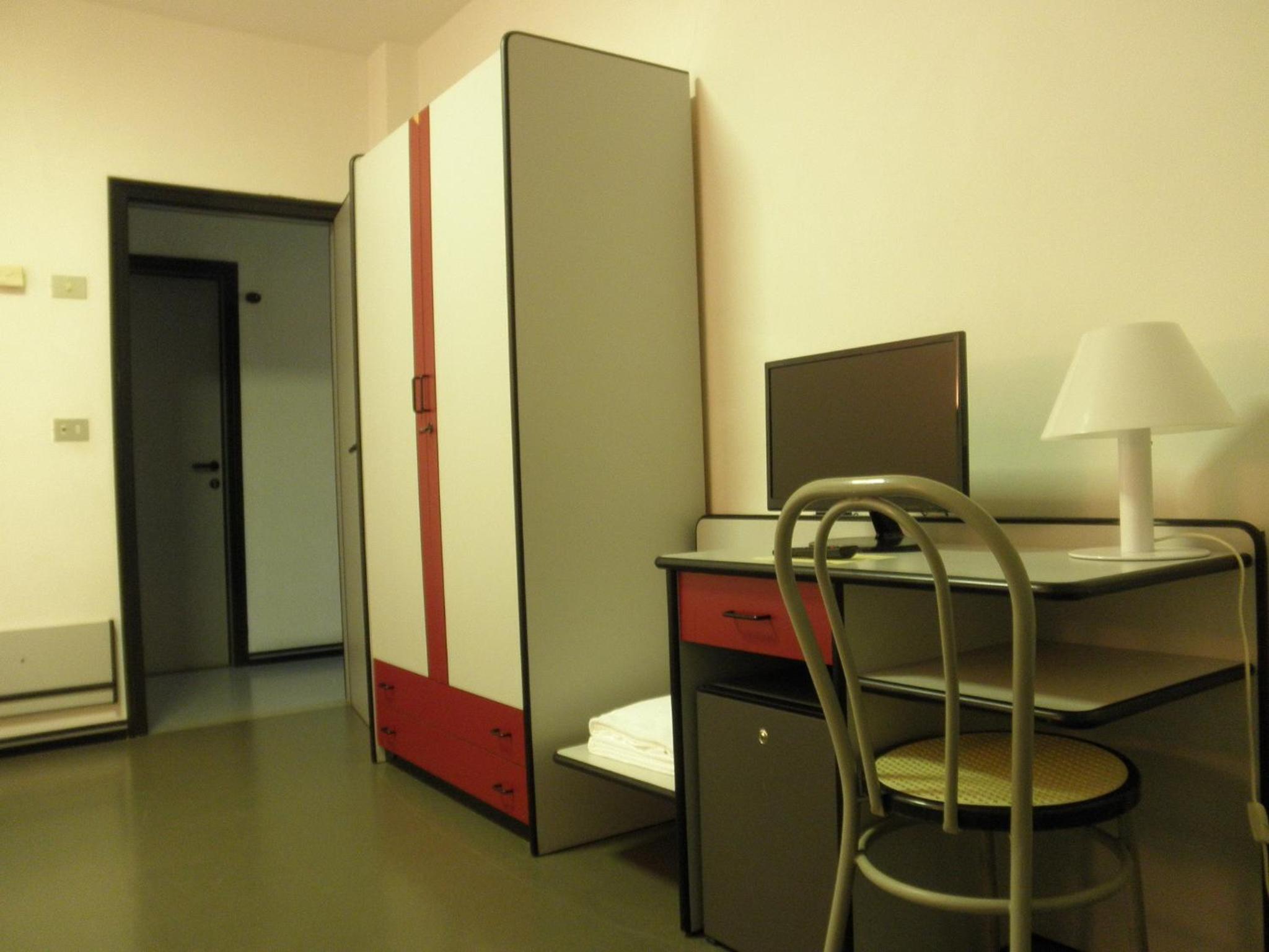Twin Room with Balcony - Photo 11