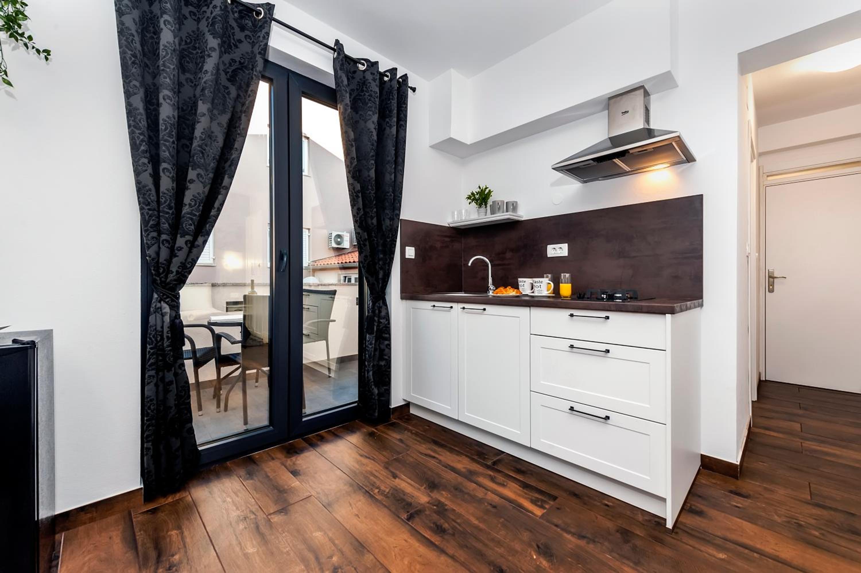 Deluxe King Studio with Terrace photo 3