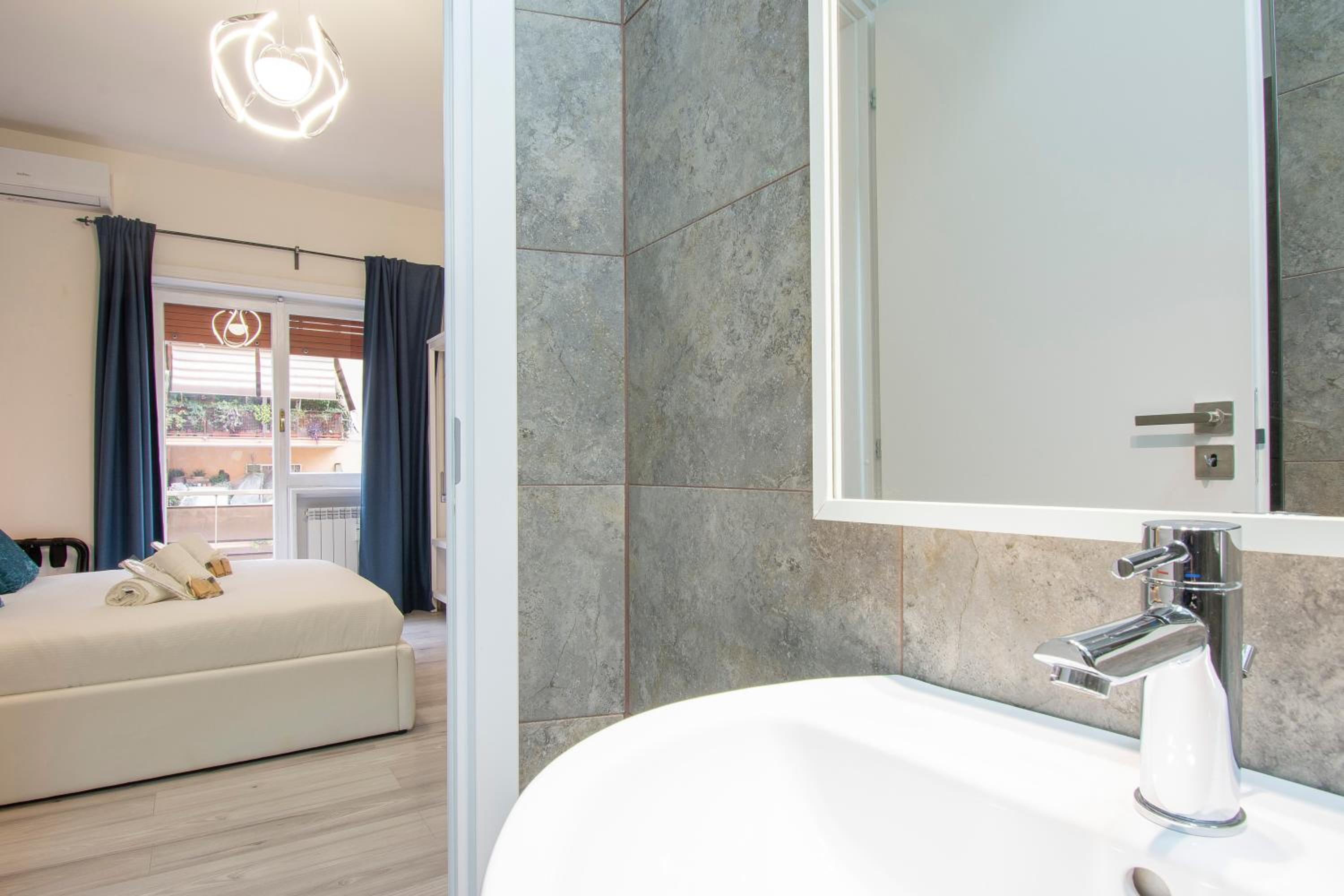 King Room with Balcony photo 2