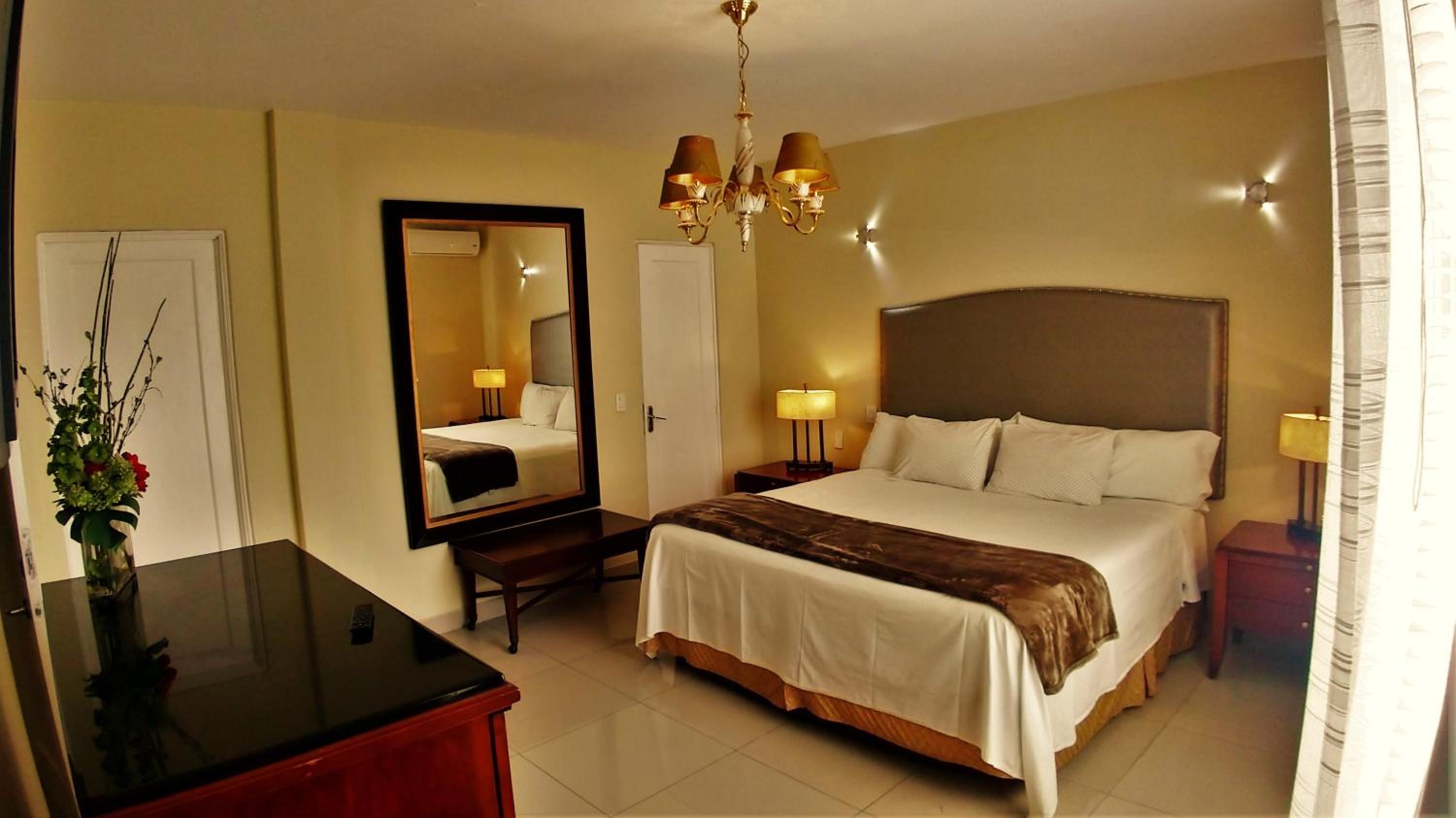 Deluxe King Room - Photo 3
