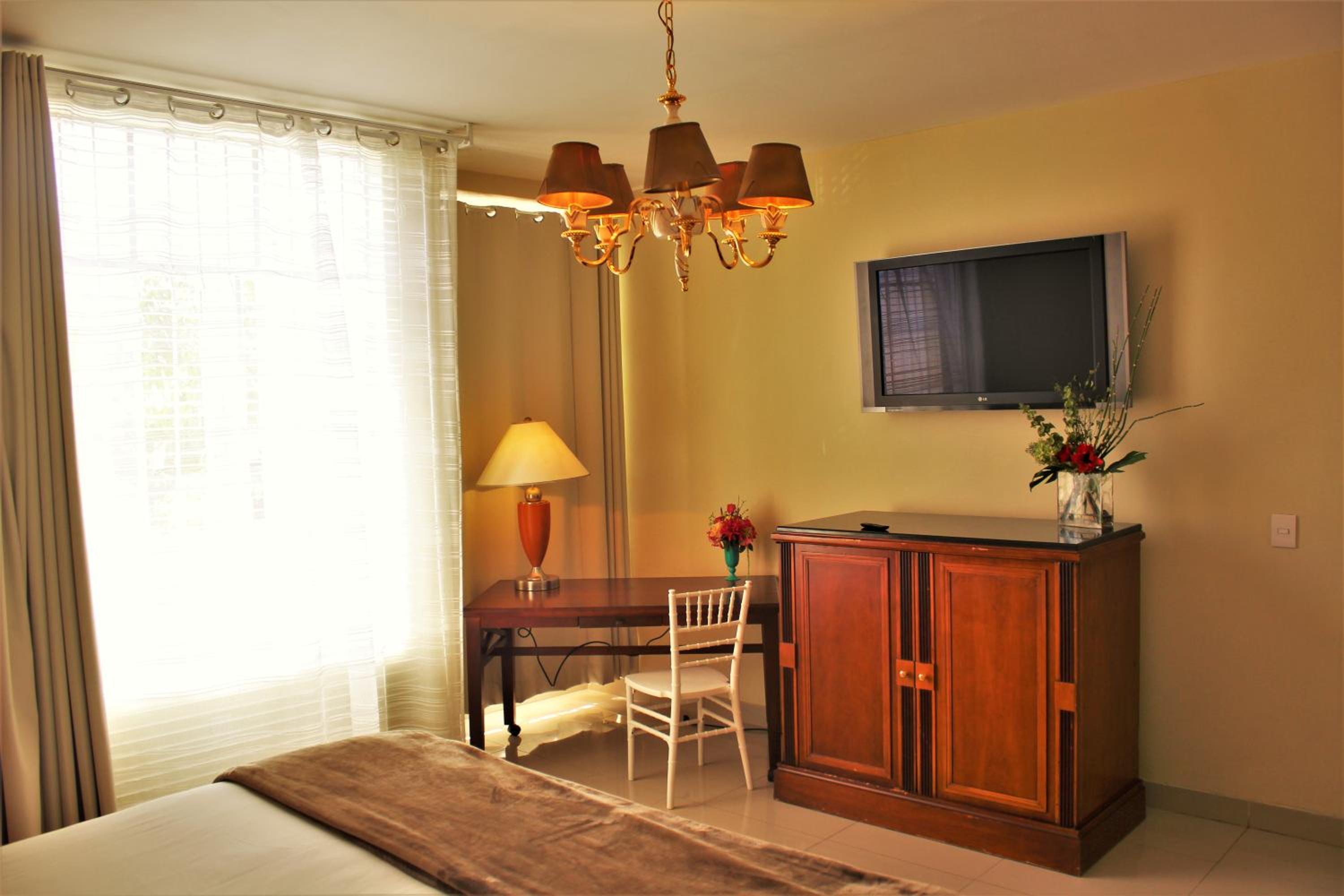 Deluxe King Room - Photo 4