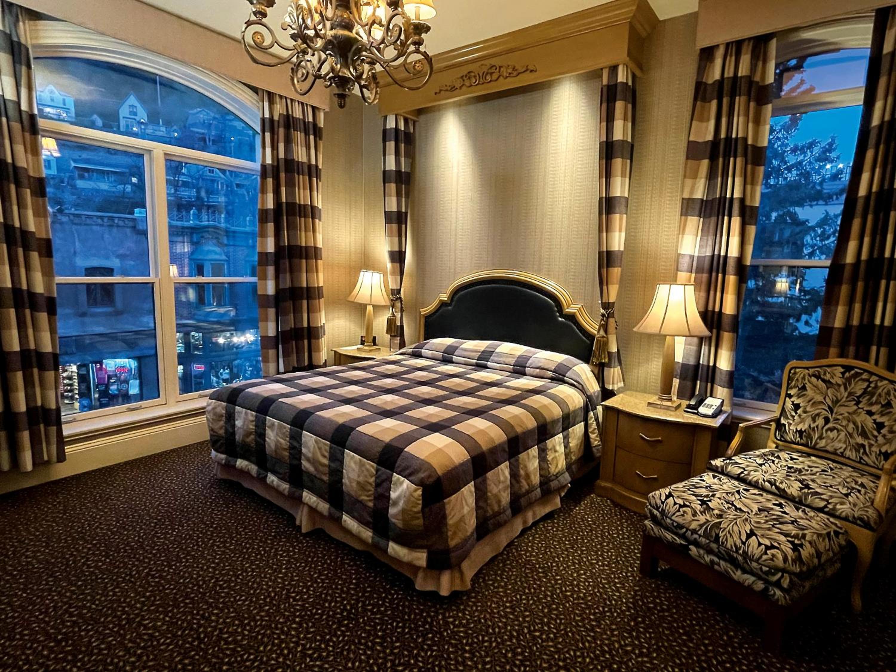 Deluxe Suite with Spa Bath