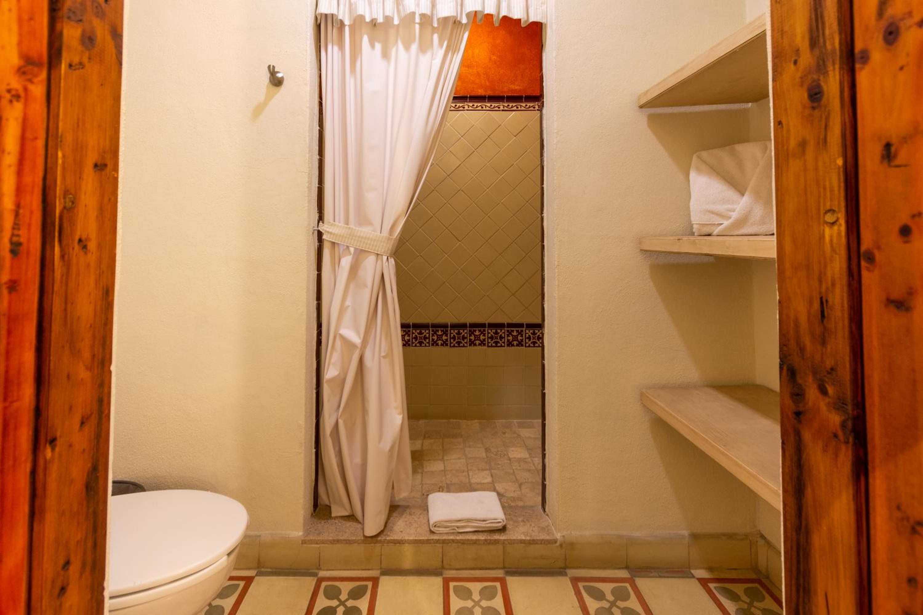 King Suite - Photo 12