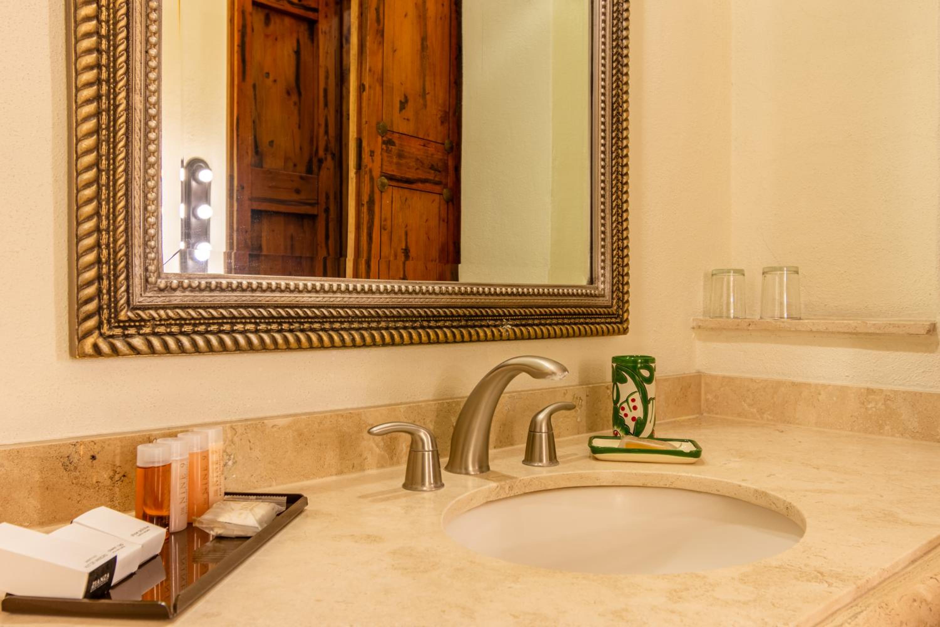 King Suite - Photo 11