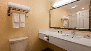 Queen Room with Two Queen Beds, Partial Ocean View and Pool View - Non-Smoking - Photo 12