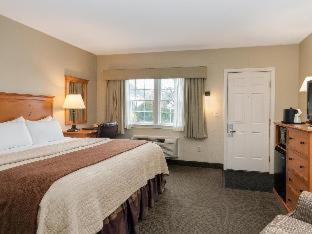 Queen Room with Two Queen Beds, Partial Ocean View and Pool View - Non-Smoking - Photo 7