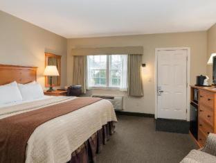 Queen Room with Two Queen Beds, Partial Ocean View and Pool View - Non-Smoking - Photo 4
