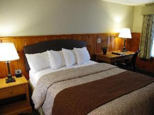 Queen Room with Two Queen Beds, Partial Ocean View and Pool View - Non-Smoking - Photo 3