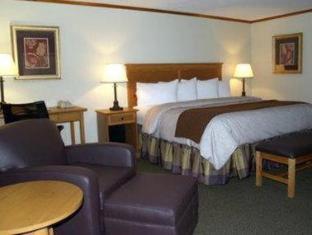 Queen Room with Two Queen Beds, Partial Ocean View and Pool View - Non-Smoking - Photo 13