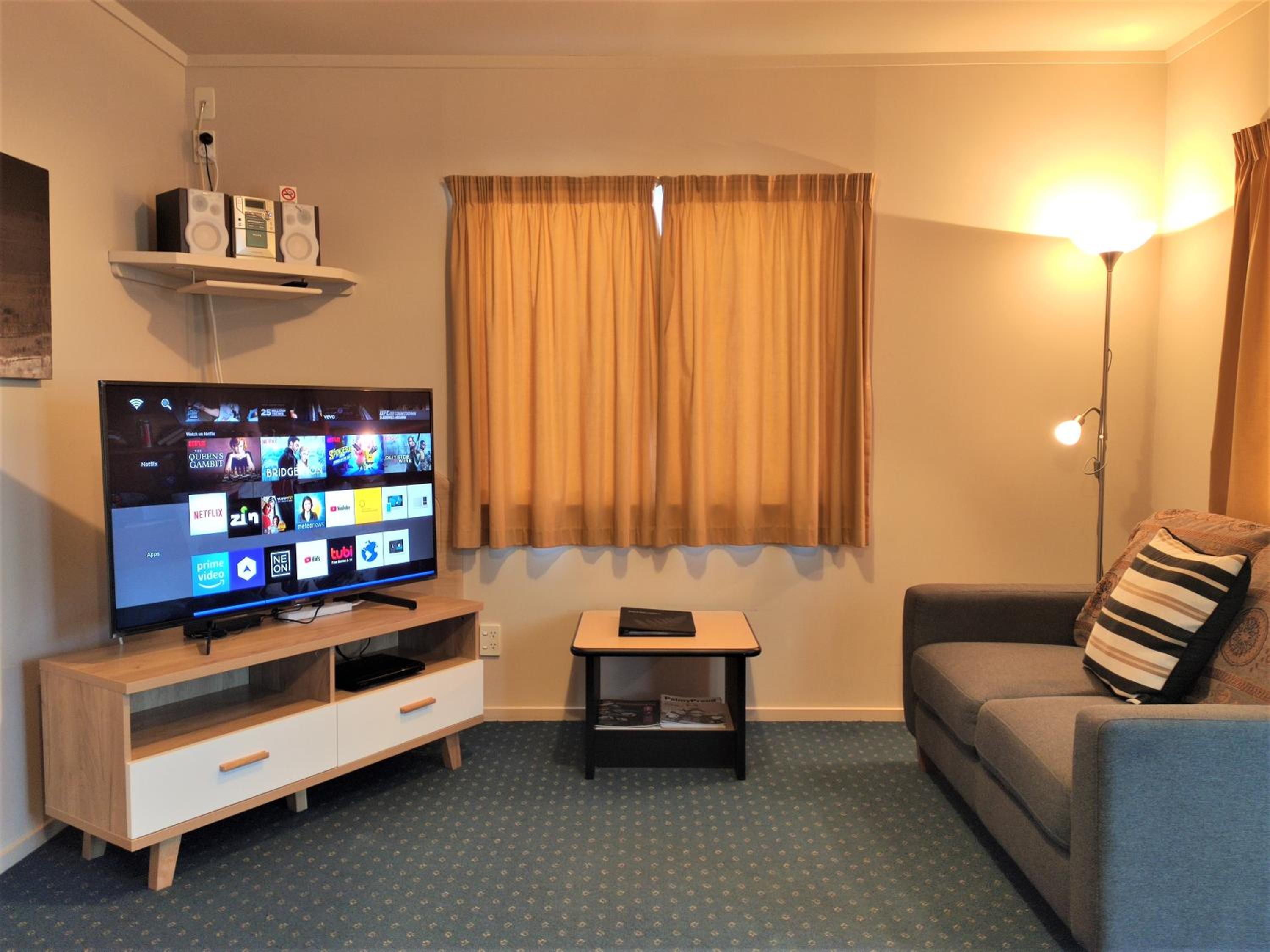 One-Bedroom Suite with Spa Bath - Photo 3